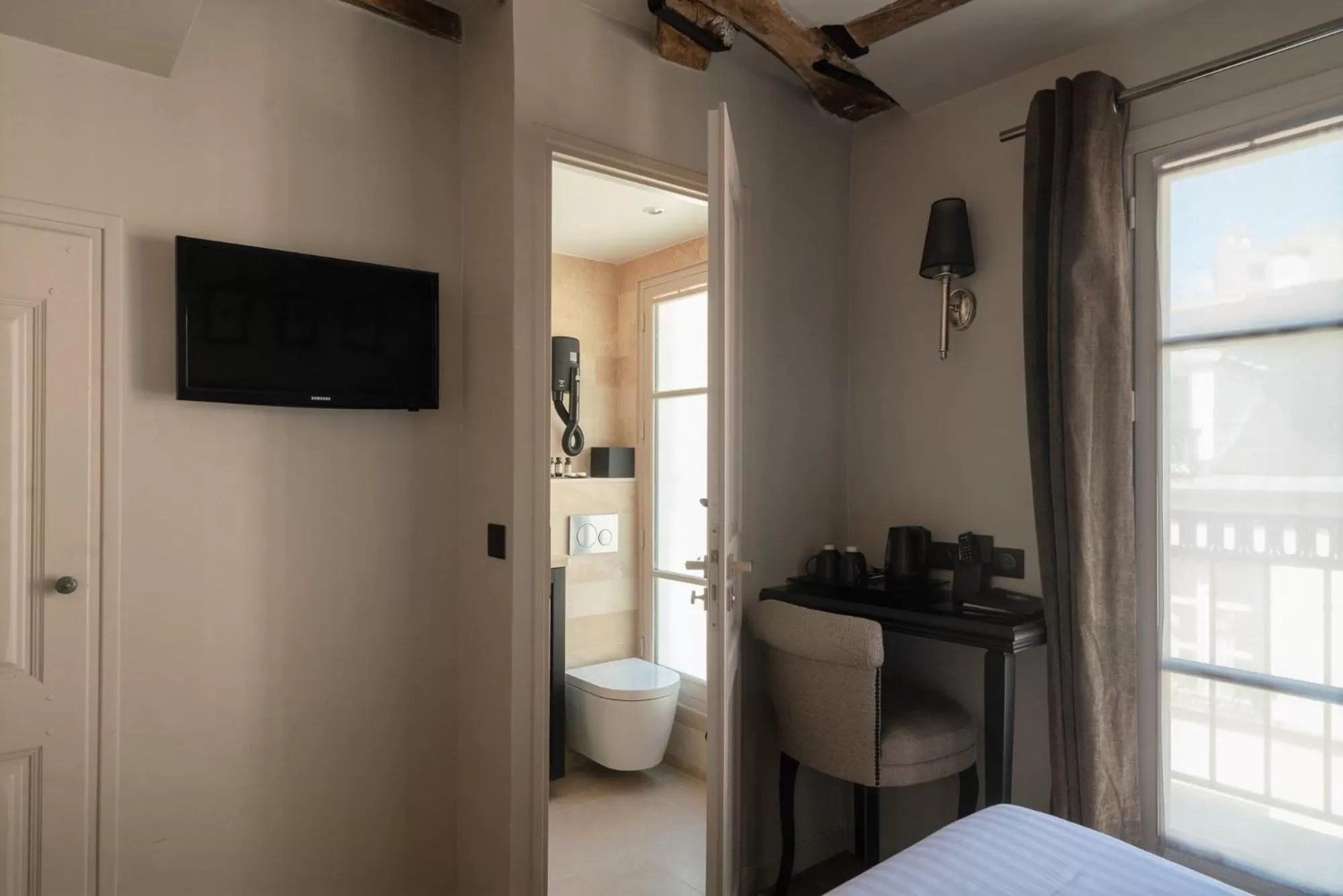 Bathroom, Bed in Hotel Saint-Louis en L'Isle - Notre-Dame