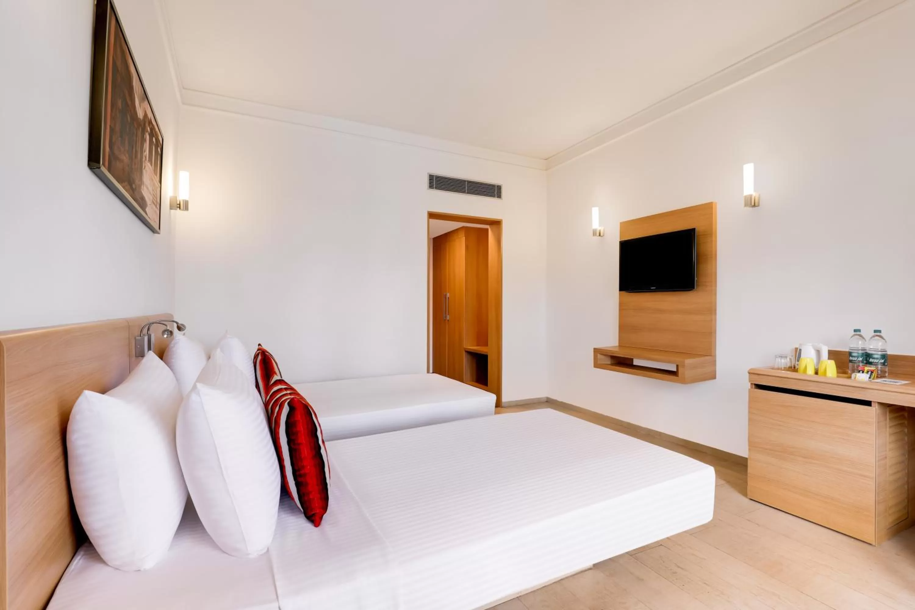 Bedroom, Bed in Lemon Tree Hotel, Aurangabad