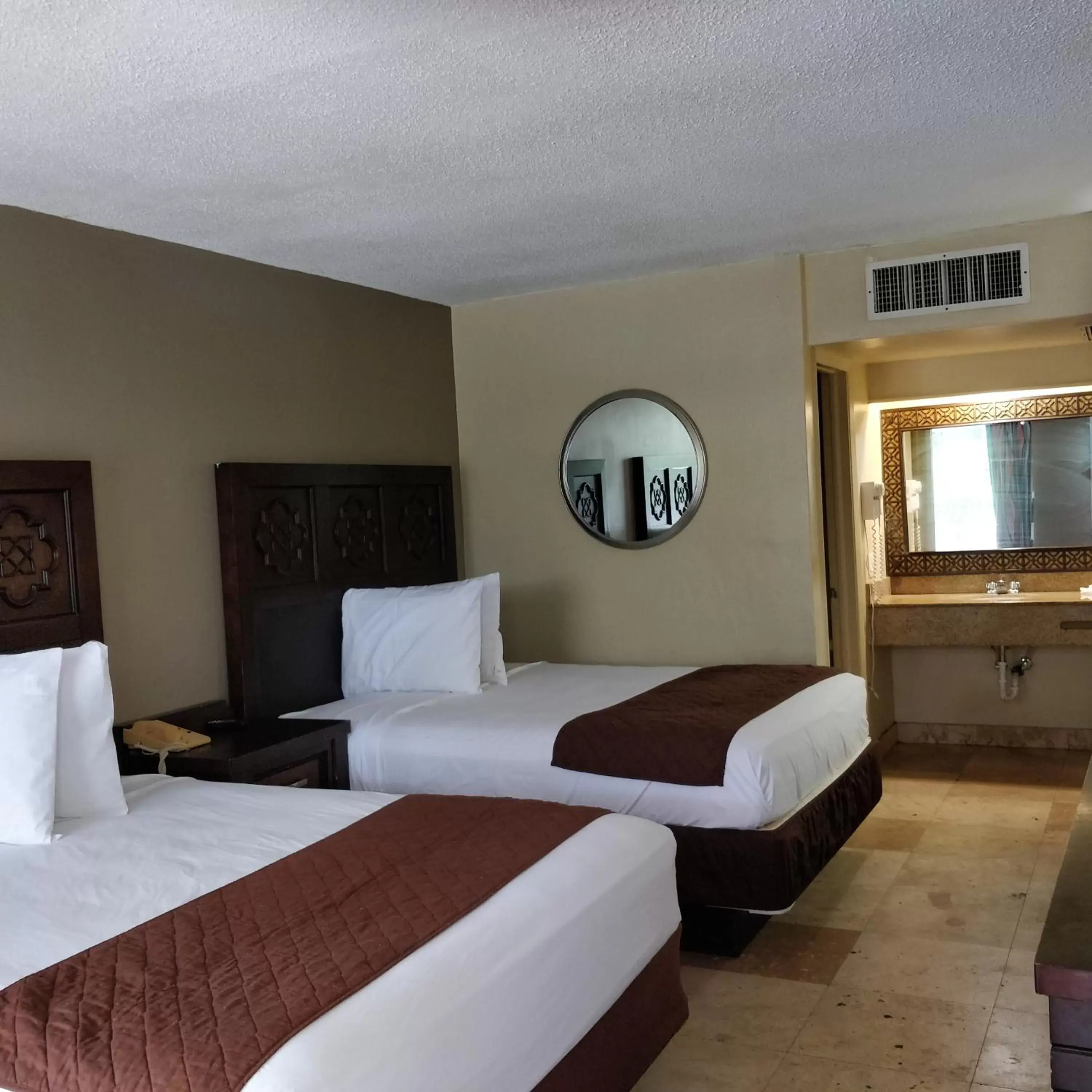 Queen Room with Pool View in Holiday Hotel Queen Room with Pool View in Holiday Hotel