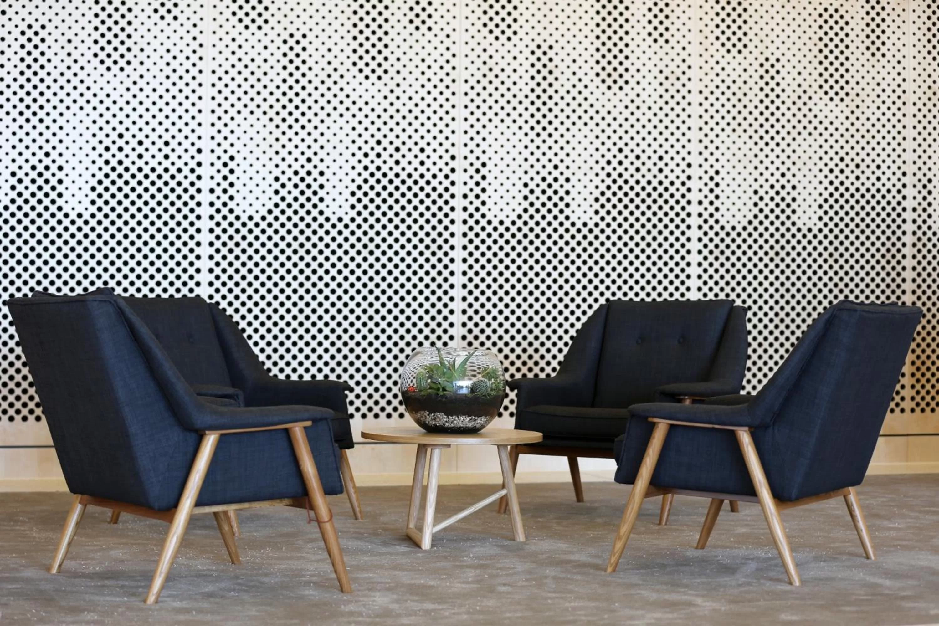 Lobby or reception in Art Series - The Larwill Studio