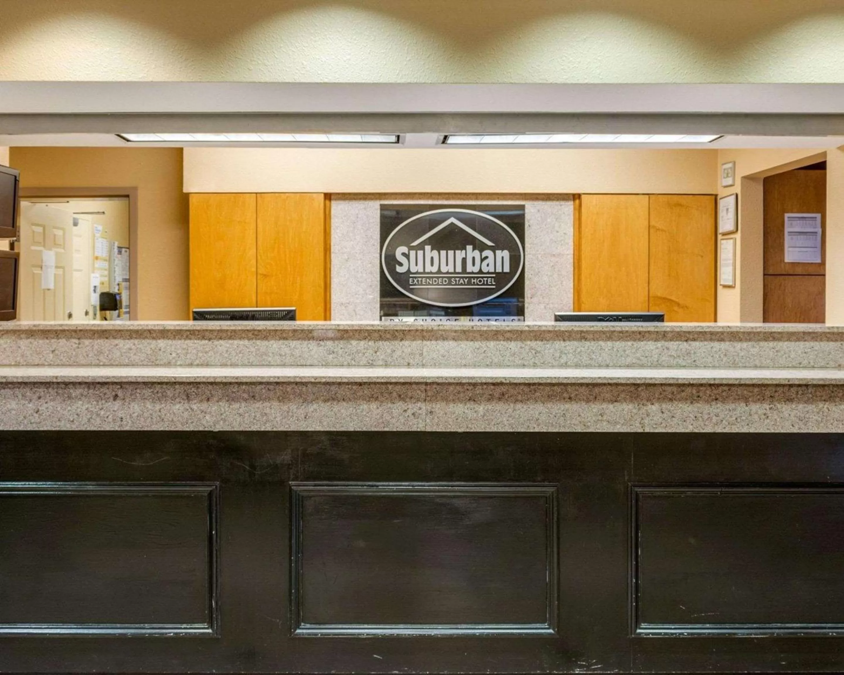 Lobby or reception in Suburban Studios Avondale