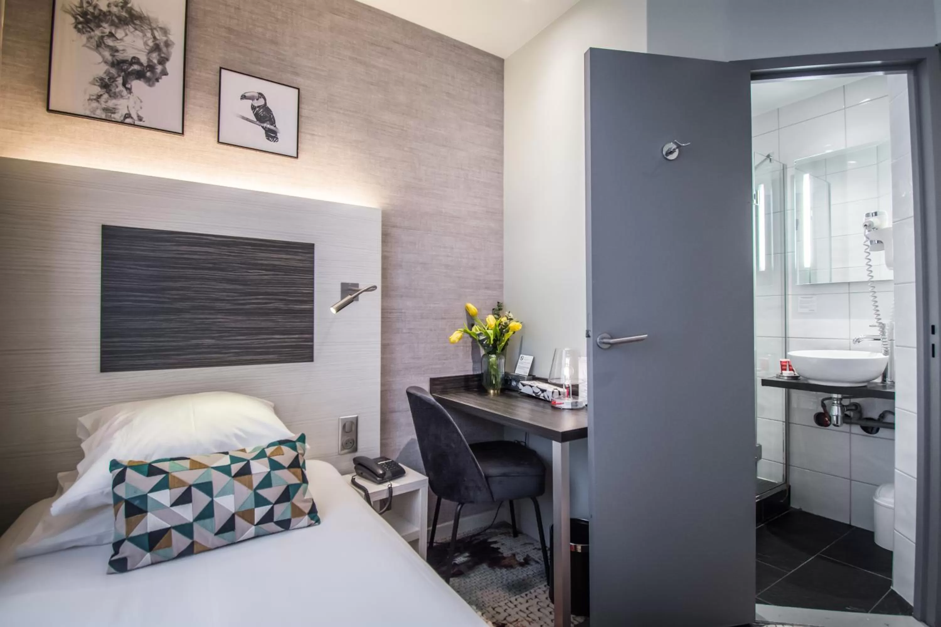 Photo of the whole room, Bed in Hôtel Couvent du Franciscain Centre ville