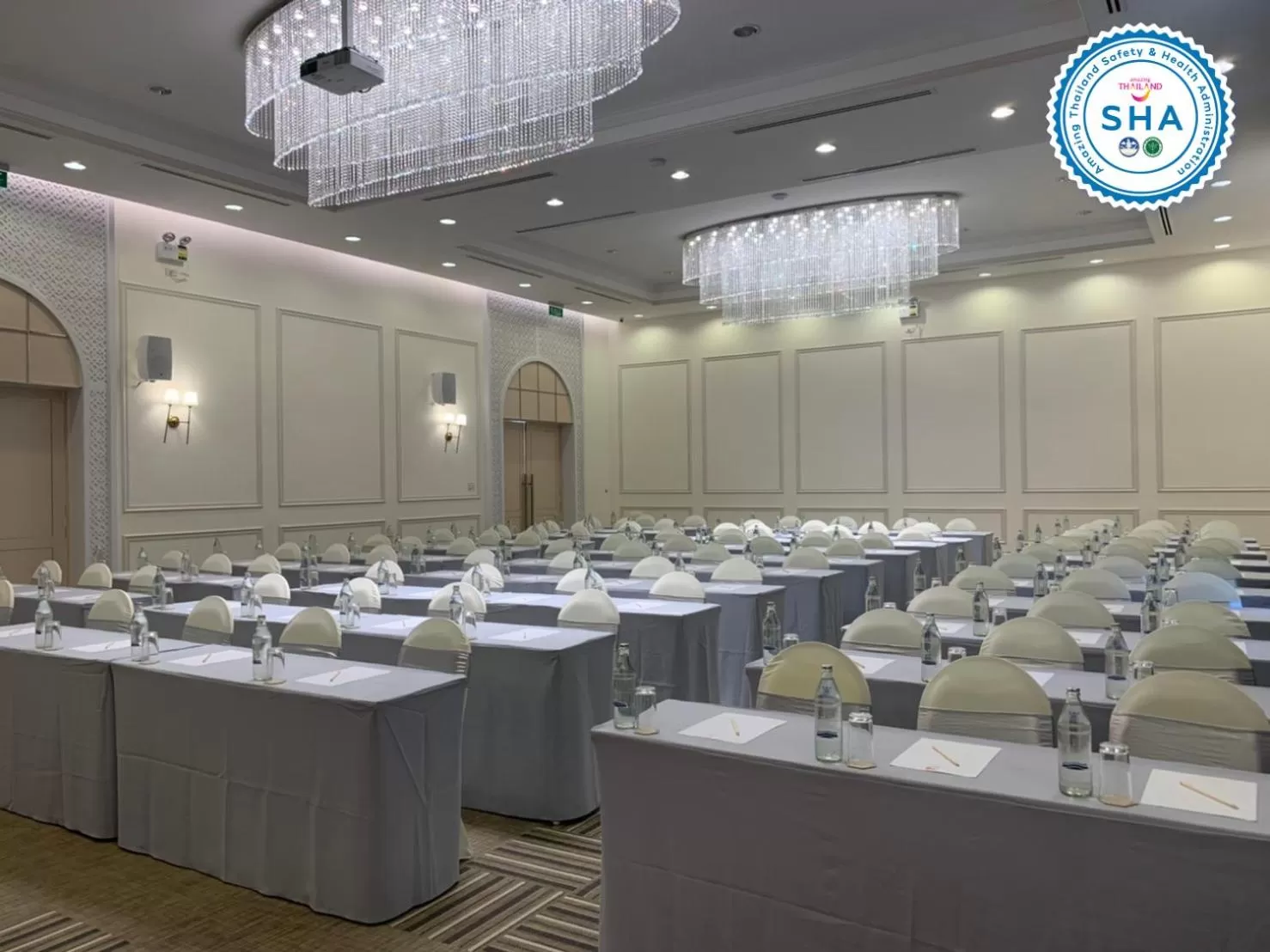 Restaurant/places to eat in De Hug Hotel & Residence