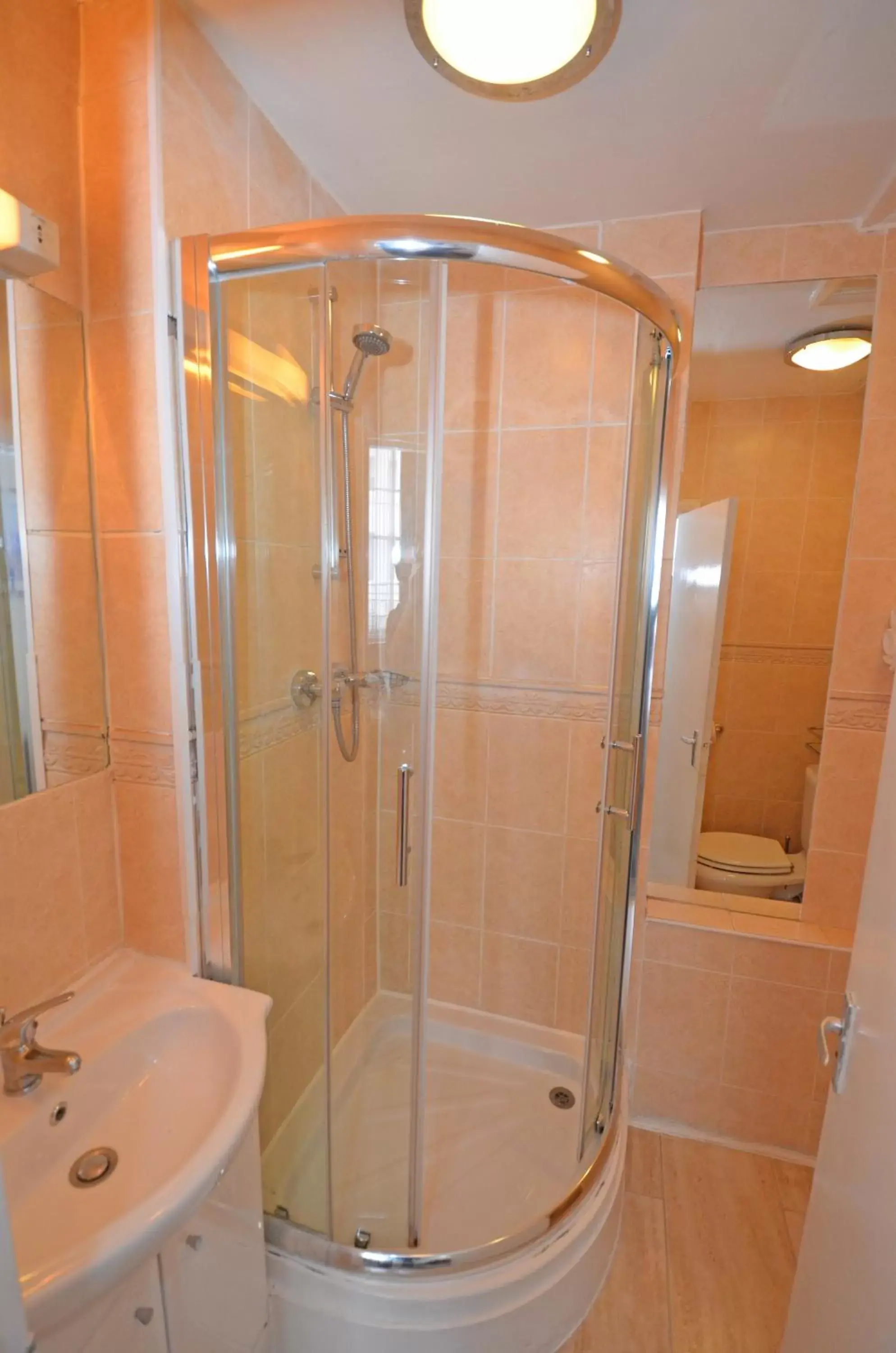 Twin Room with Private Bathroom in Parkwood Hotel Twin Room with Private Bathroom in Parkwood Hotel