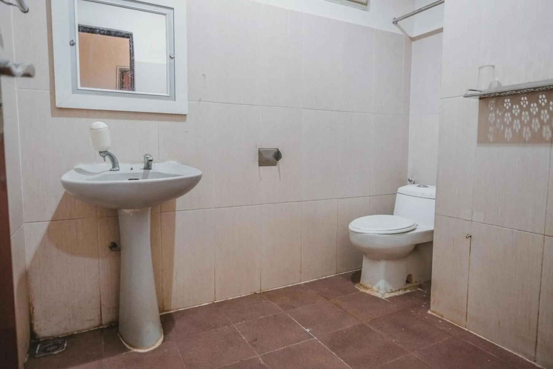 Bathroom in RedDoorz Plus @ Tanjung Karang Lampung 2