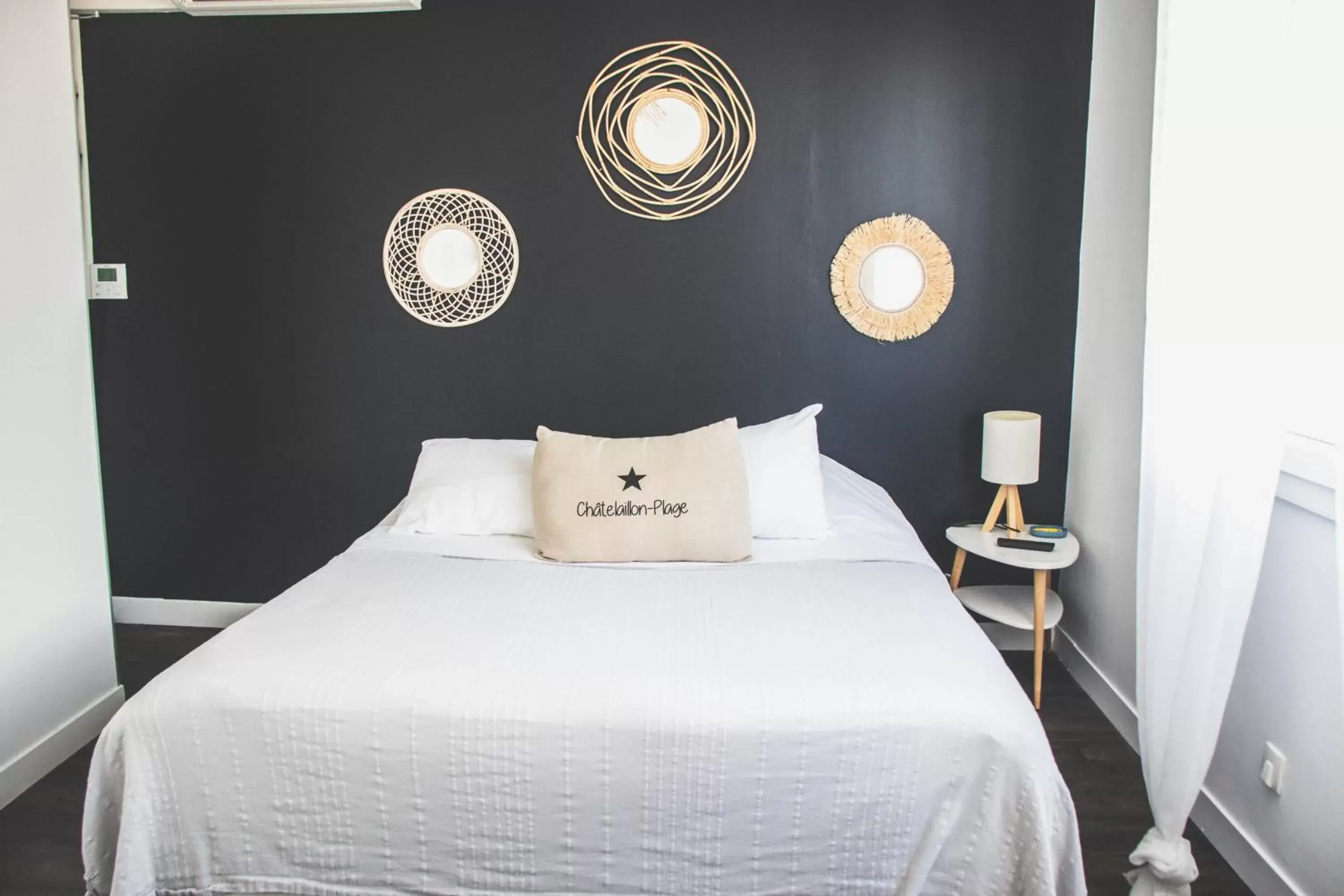 Triple Room with Sea View in Hôtel Restaurant L'Atelier des Cousins Triple Room with Sea View in Hôtel Restaurant L'Atelier des Cousins