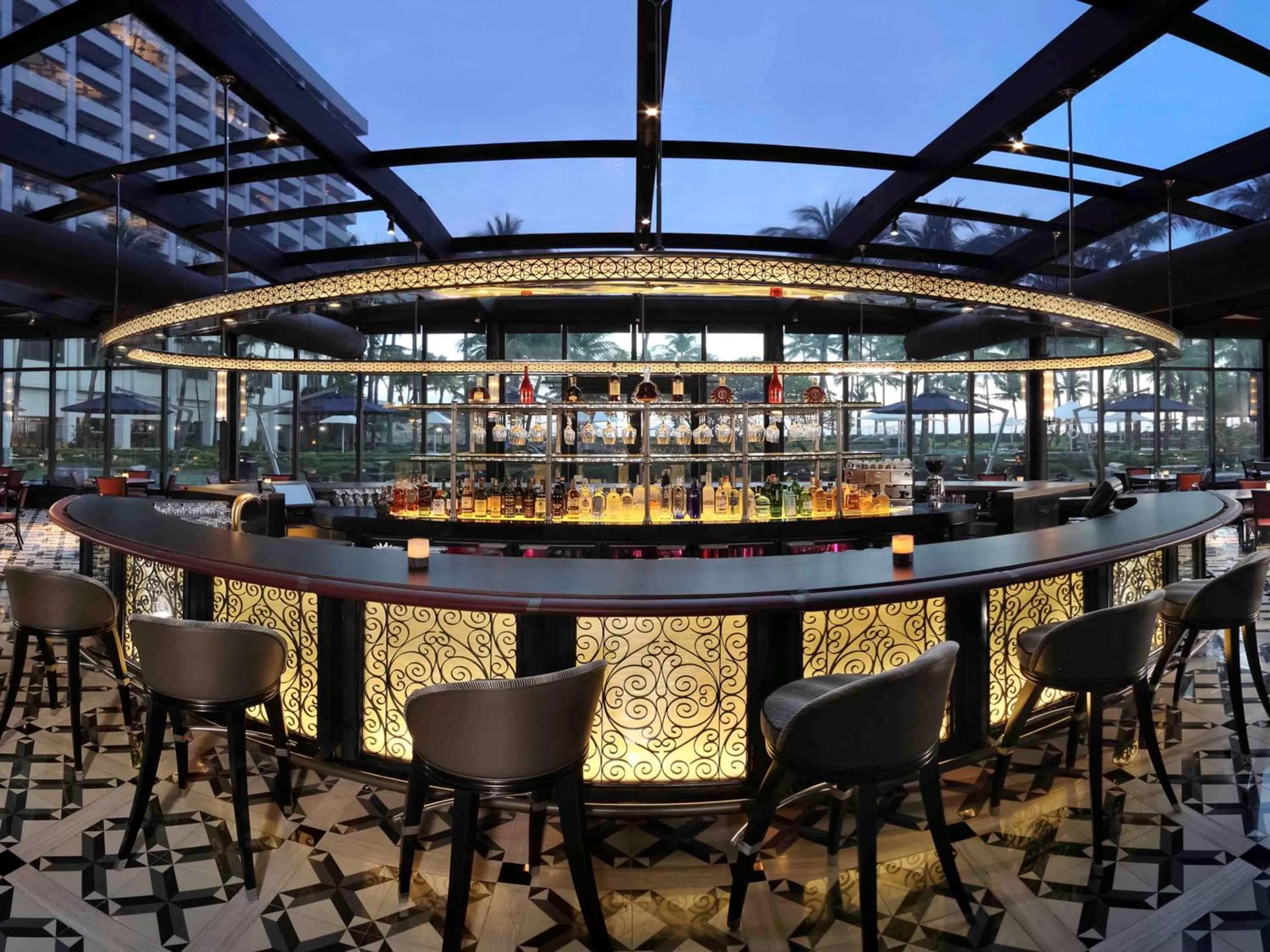 Lounge or bar in Sofitel Philippine Plaza Manila