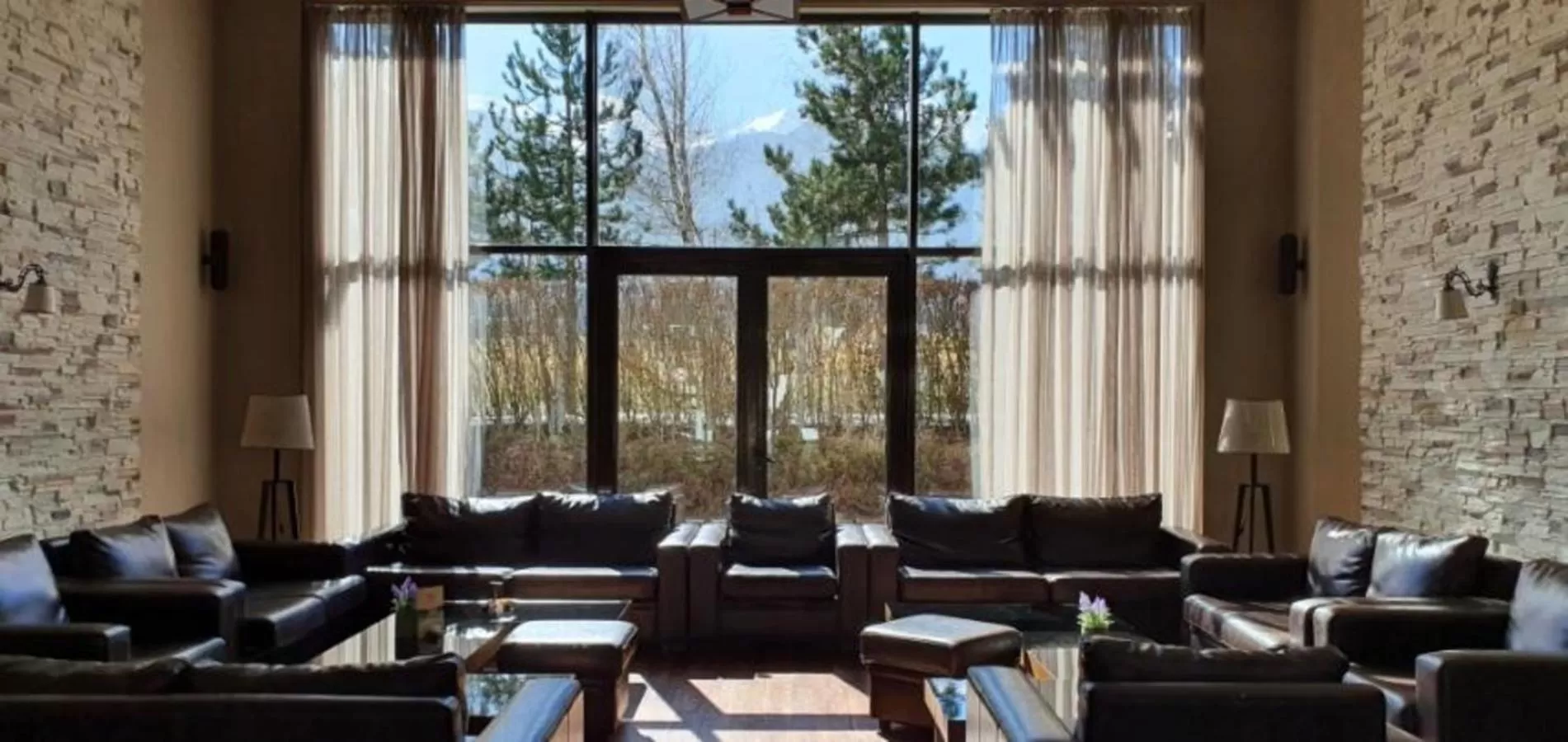 Restaurant/places to eat in Terra Hotel