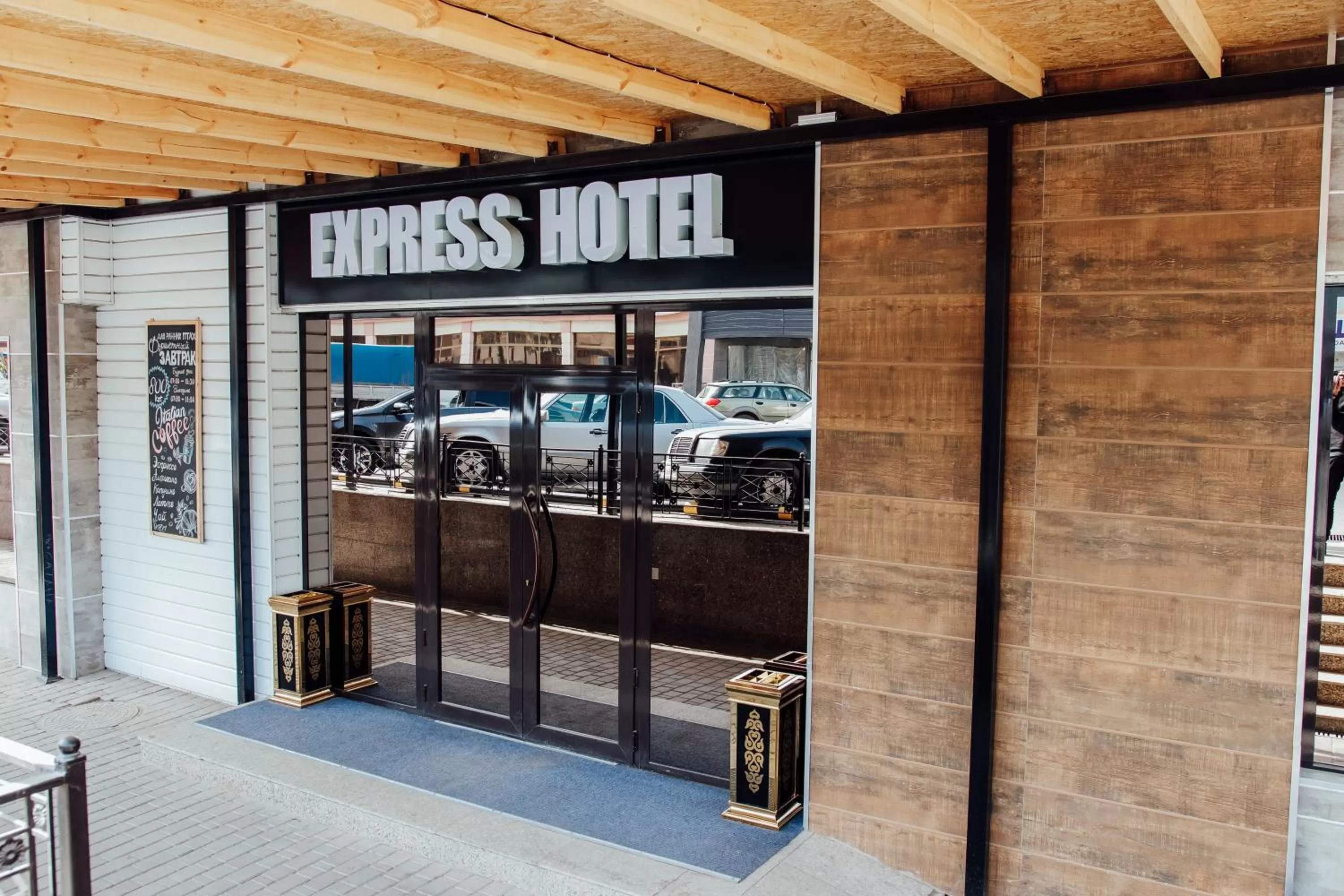 Facade/entrance in Express City Hotel