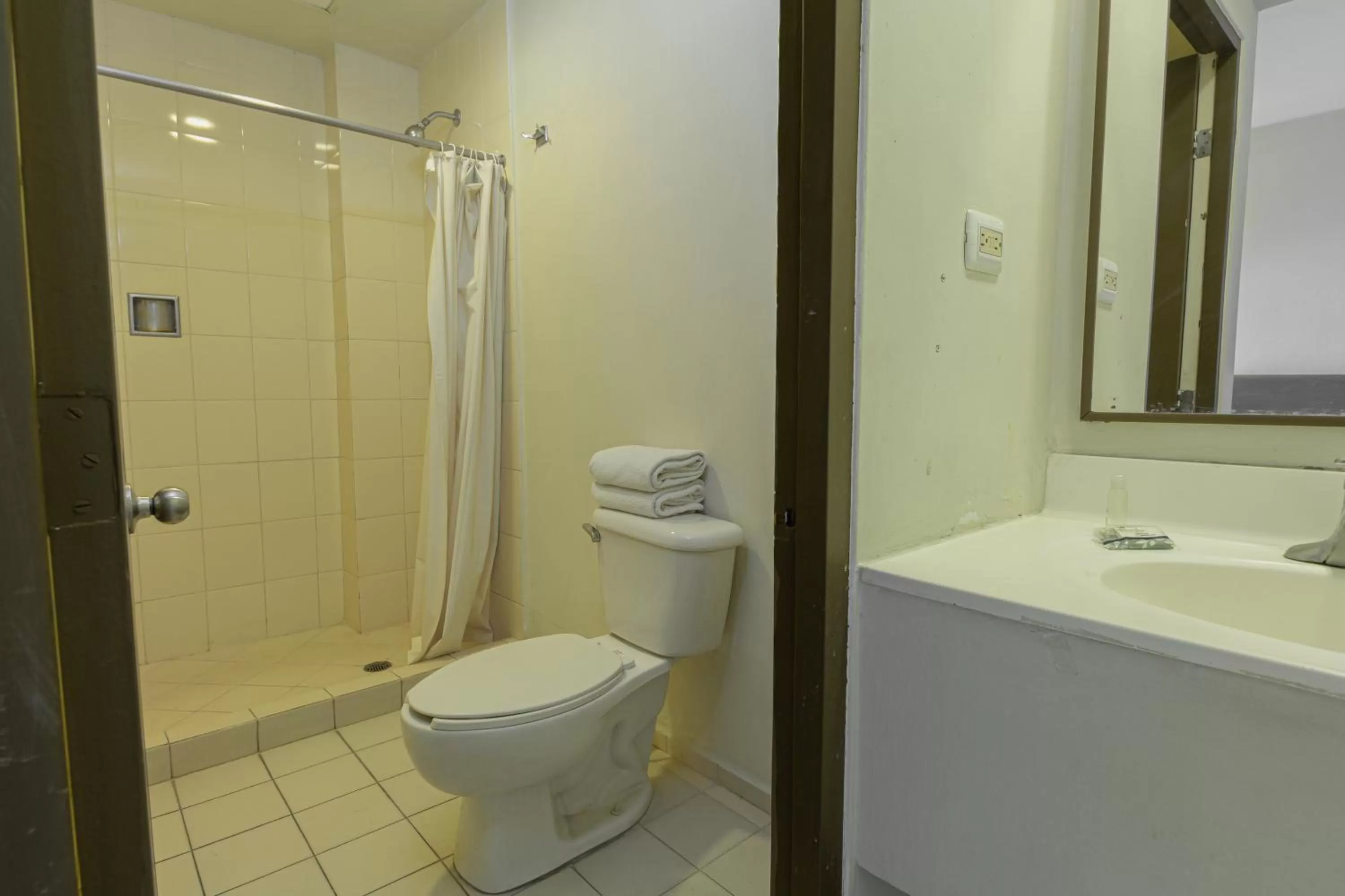 Bathroom in Hotel Plaza del Arco Express