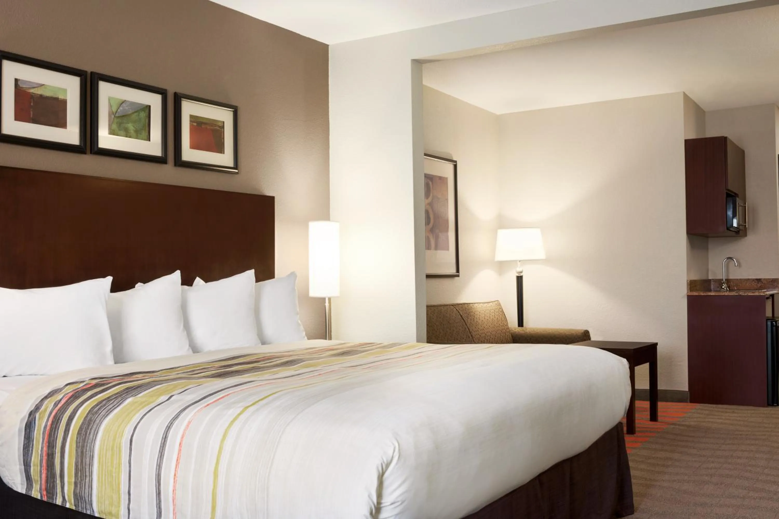 Bed in Country Inn & Suites by Radisson, Dearborn, MI