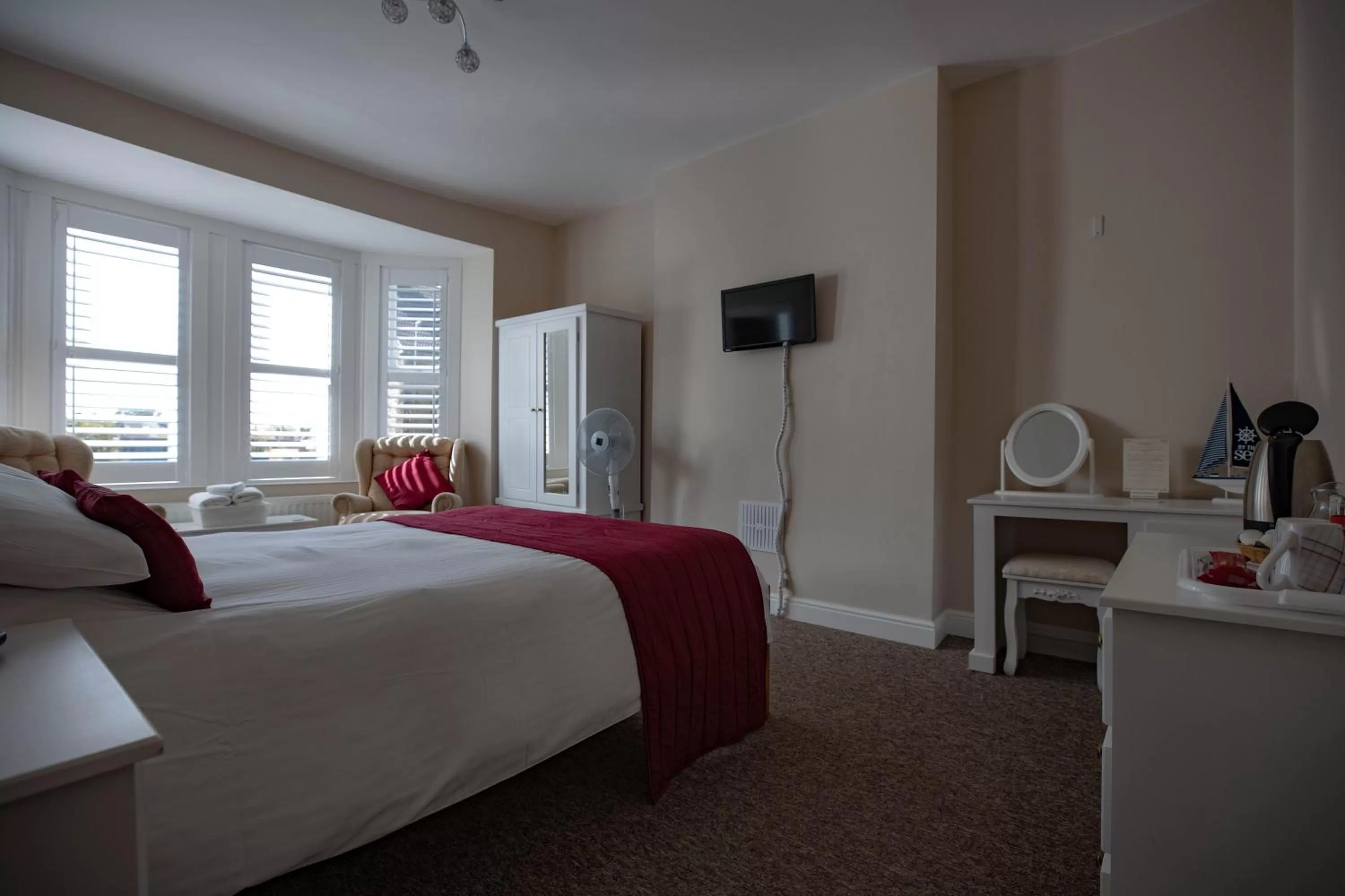 Photo of the whole room, Bed in Claremont Guesthouse