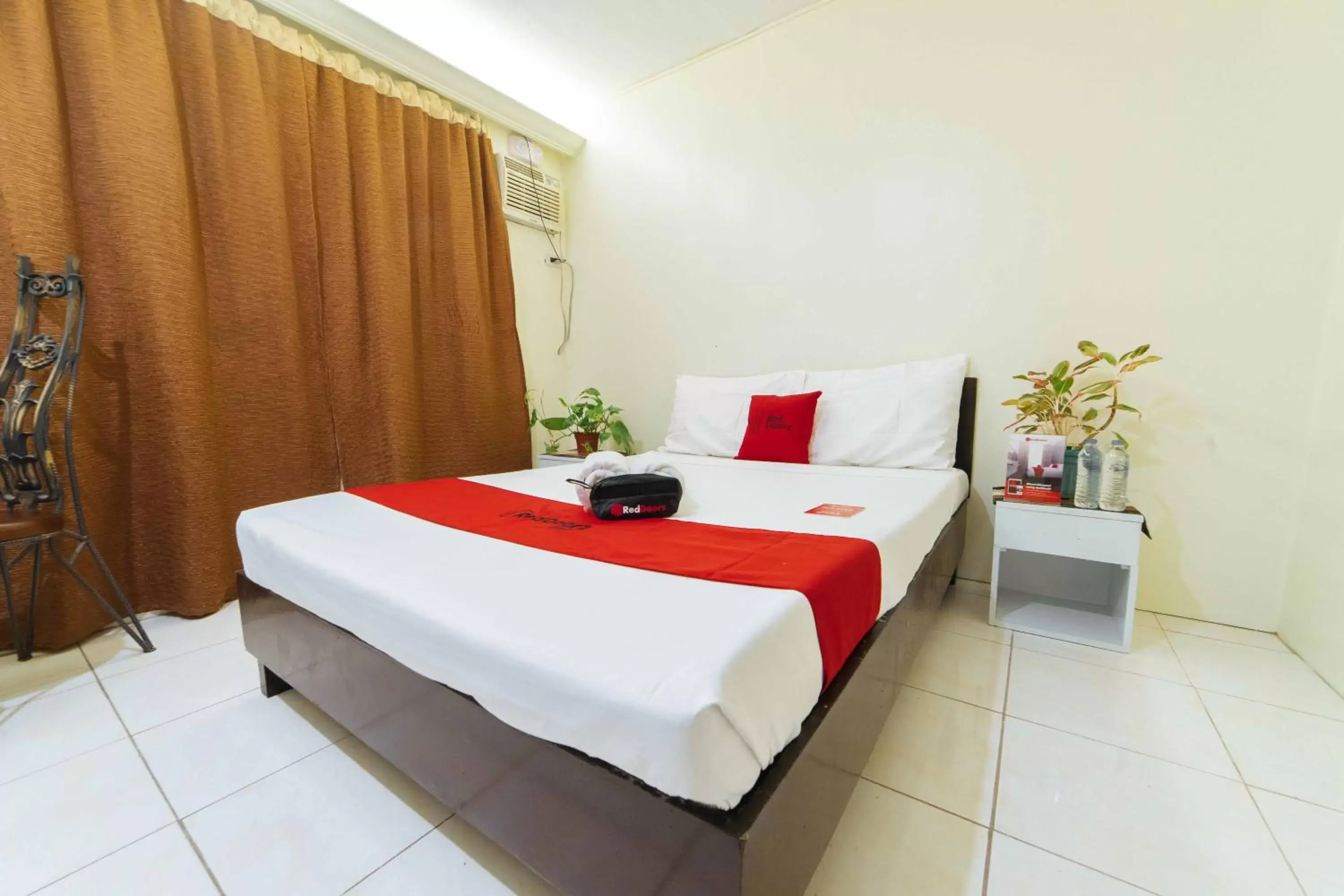 Double Room in RedDoorz @ Ledesco Avenue Lapaz Iloilo Double Room in RedDoorz @ Ledesco Avenue Lapaz Iloilo