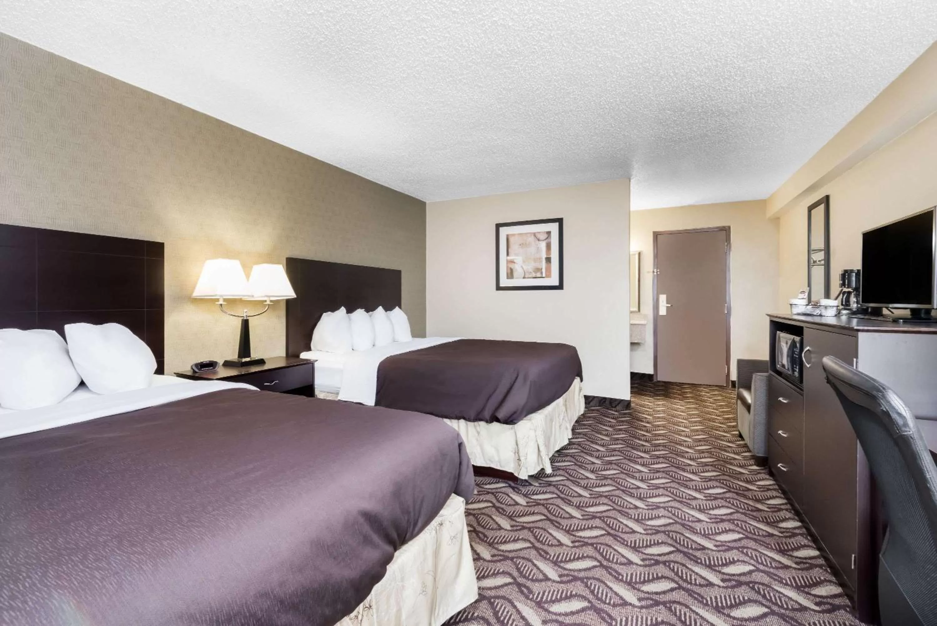 Photo of the whole room, Bed in Days Inn by Wyndham Bismarck