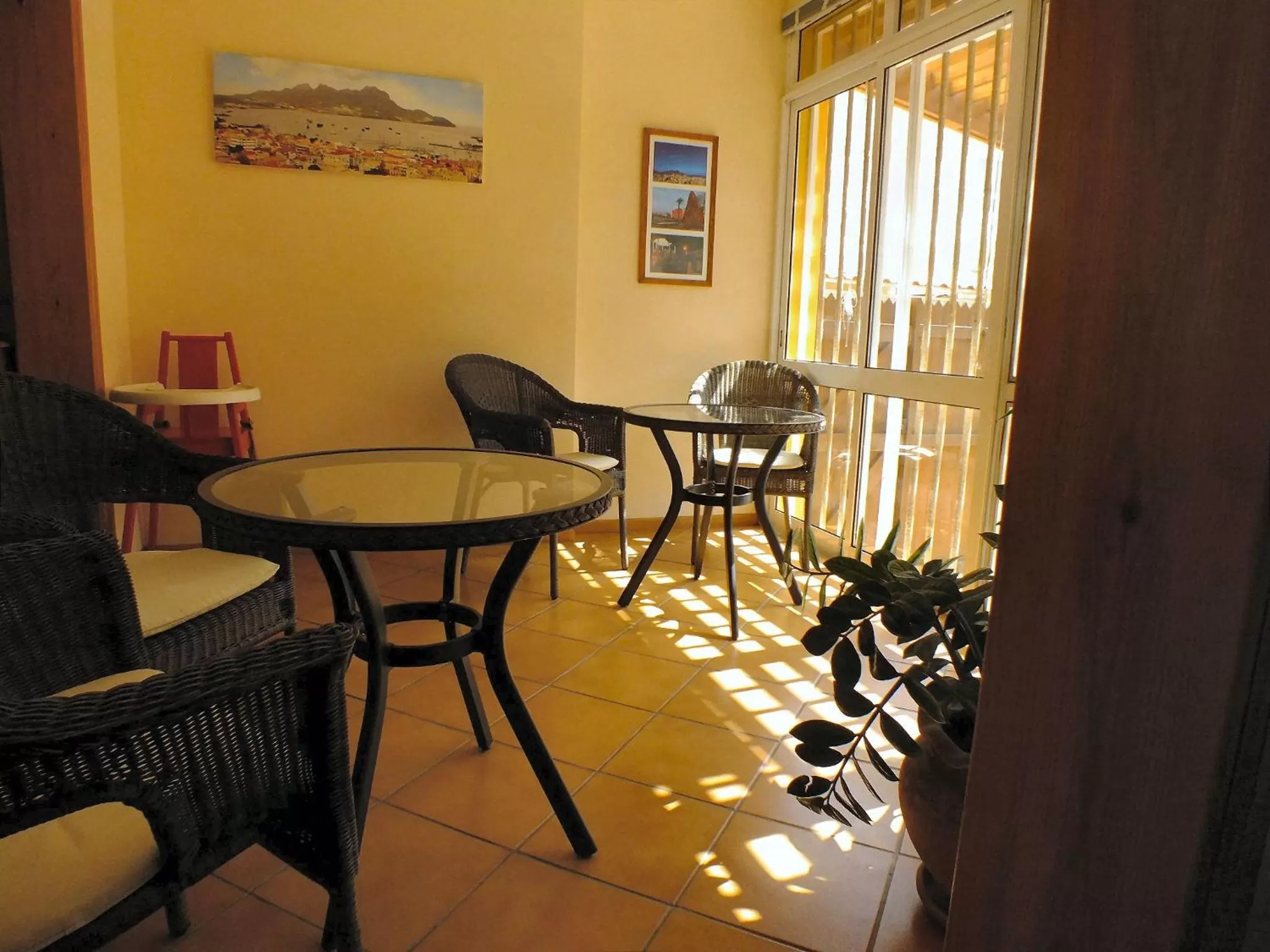 Restaurant/places to eat in Kira's Boutique Hotel