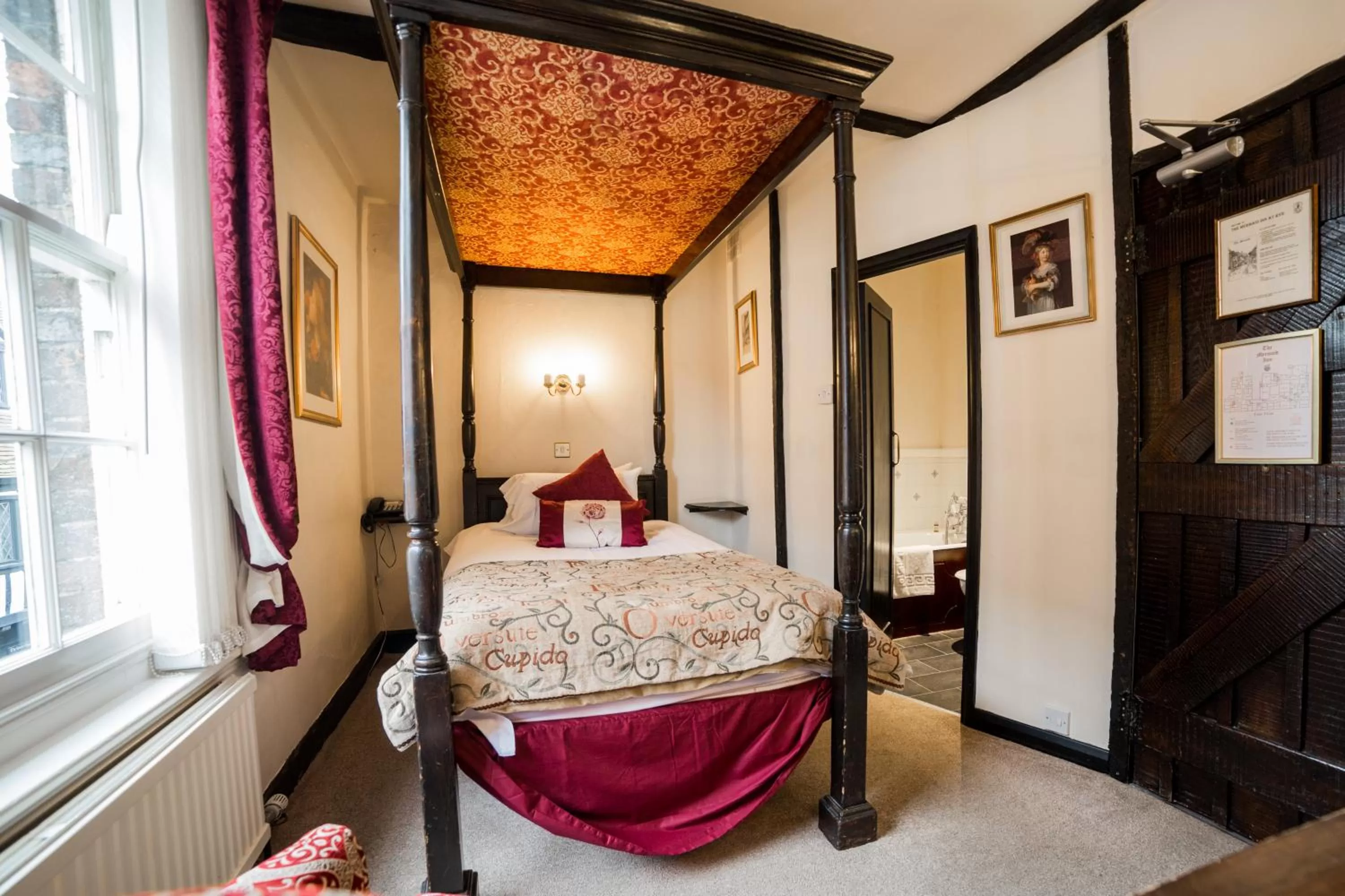 Photo of the whole room, Bed in Mermaid Inn