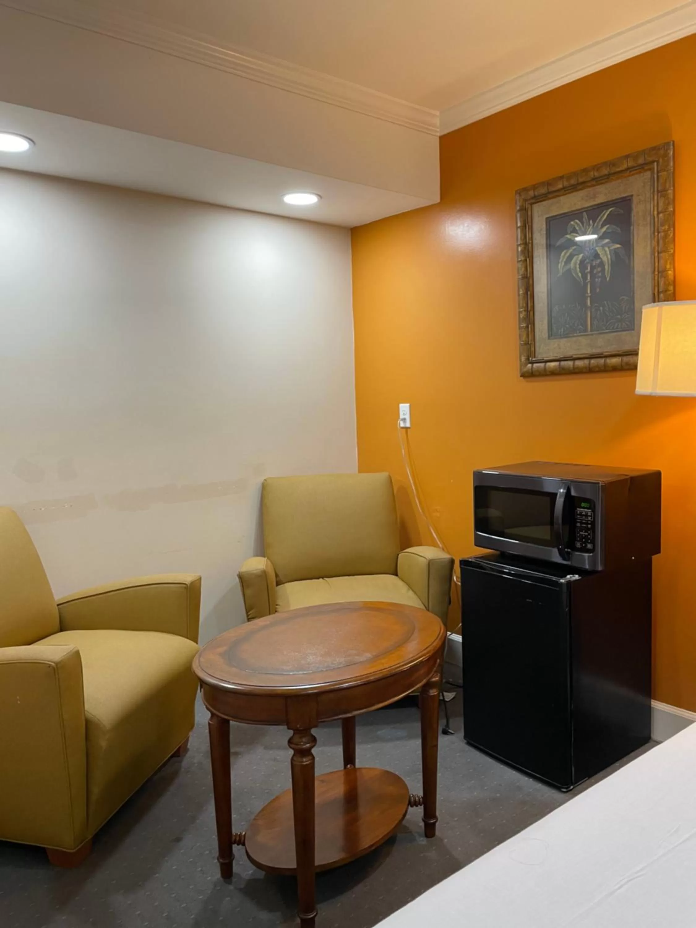 Seating area in Howard Johnson by Wyndham Ridgecrest, CA