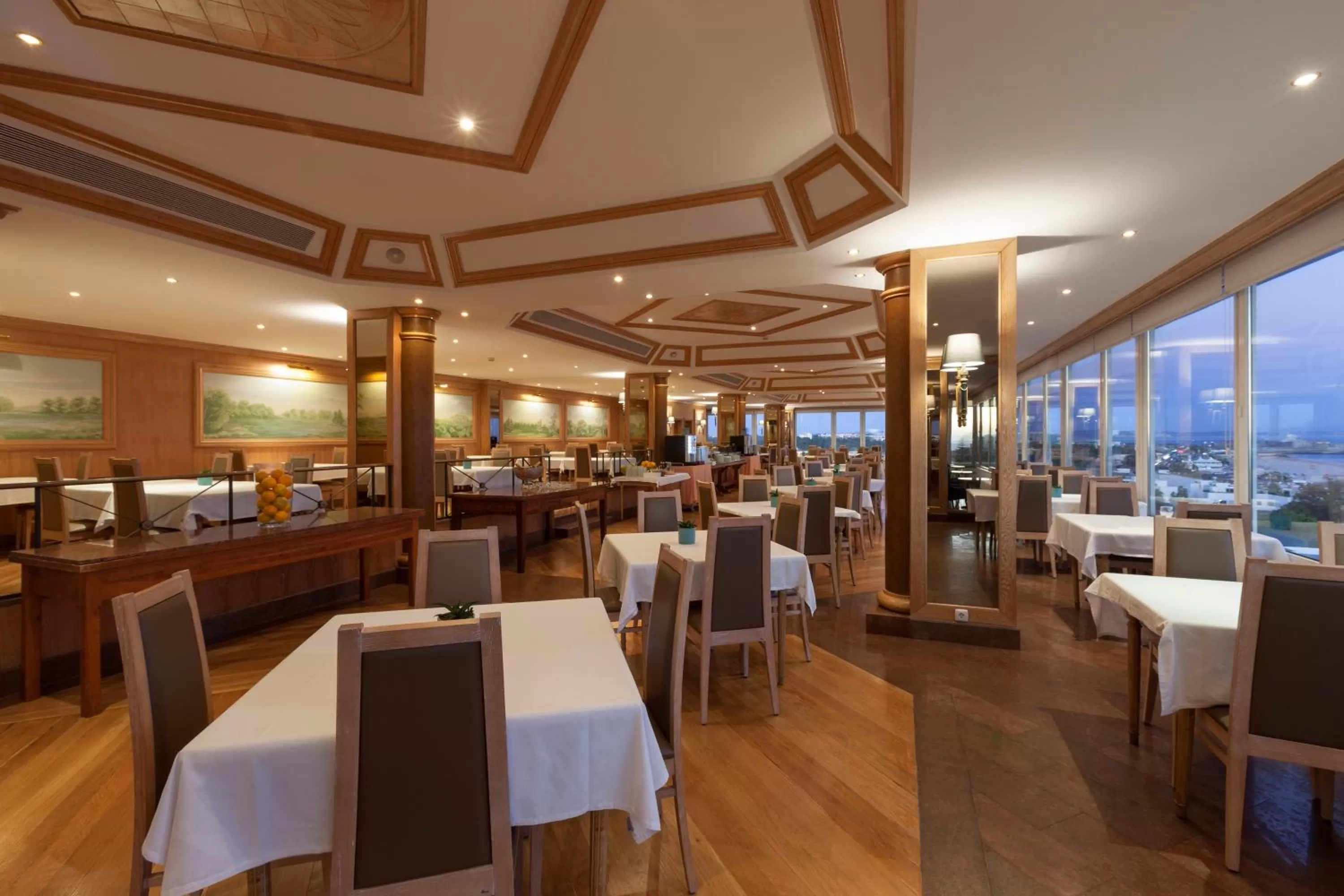 Restaurant/places to eat in Carcavelos Beach Hotel