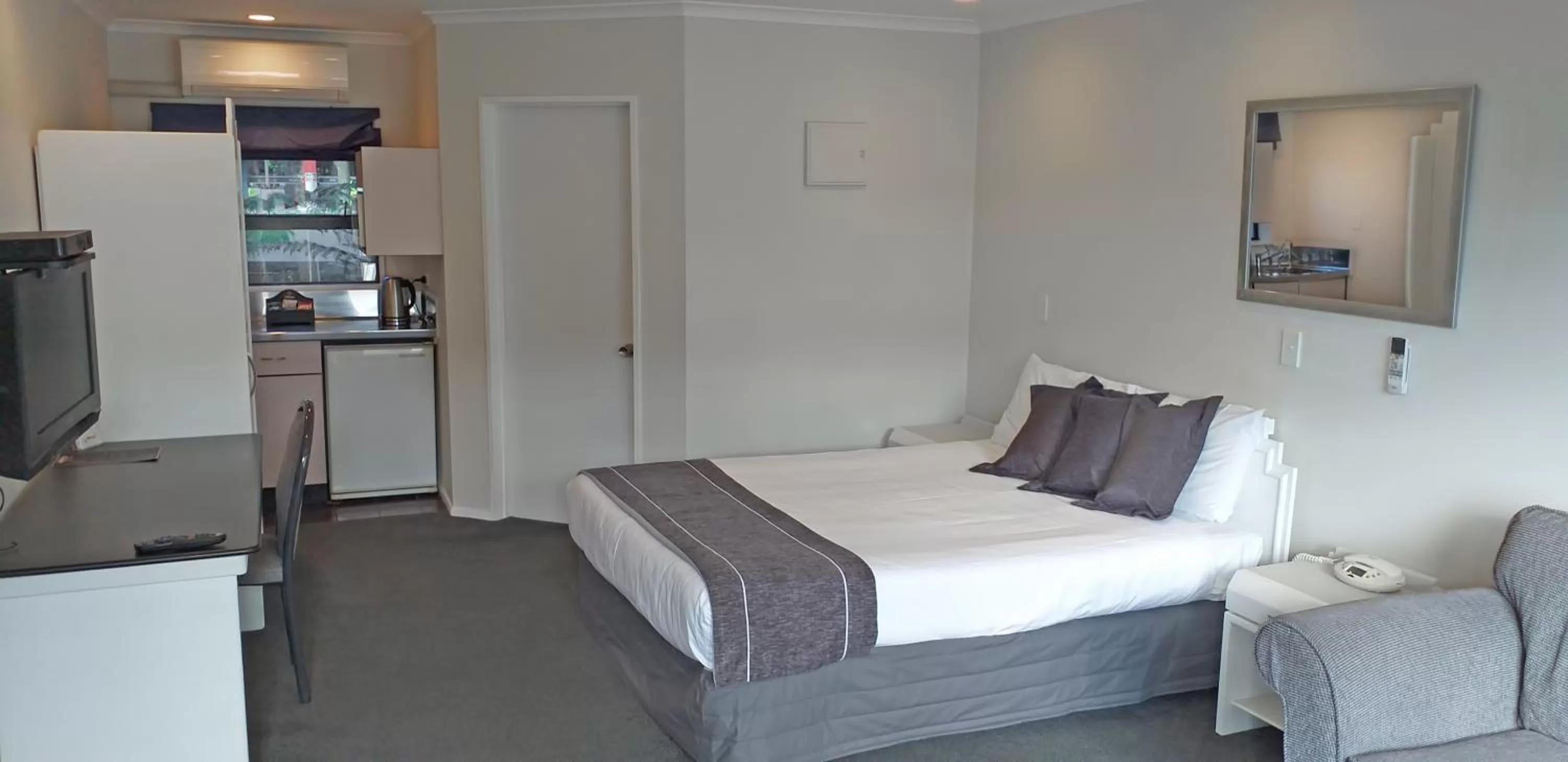 Photo of the whole room, Bed in Shadzz Motel