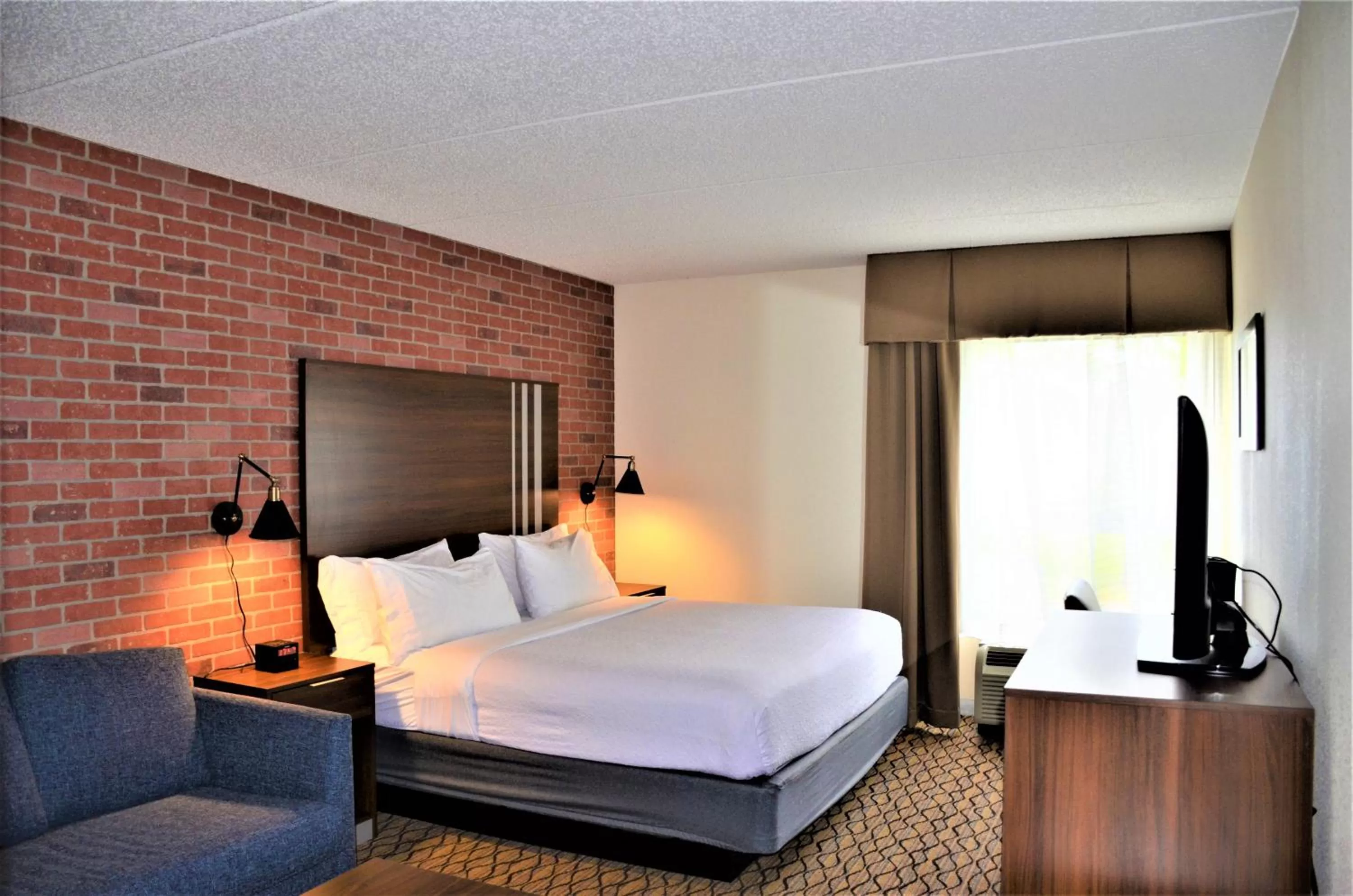 Photo of the whole room, Bed in Burrstone Inn, an Ascend Collection Hotel