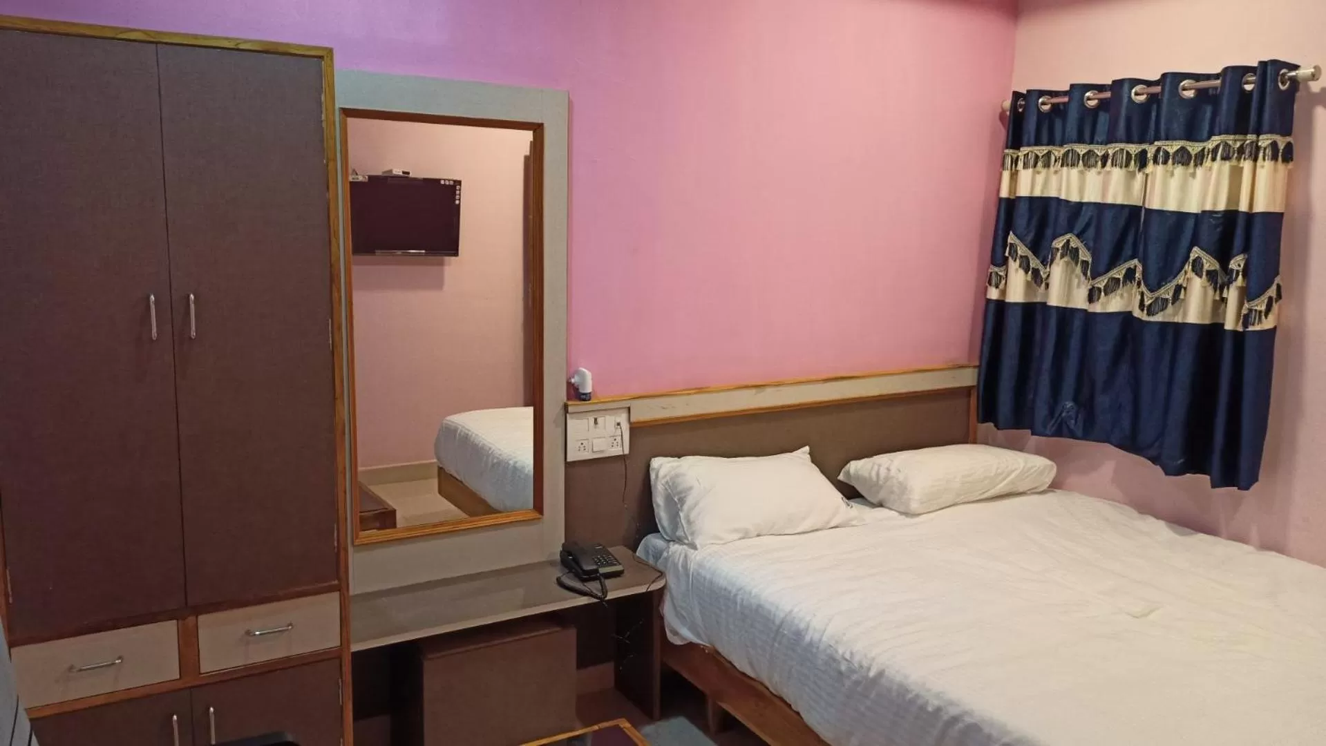 Bed in Aarthi Residency