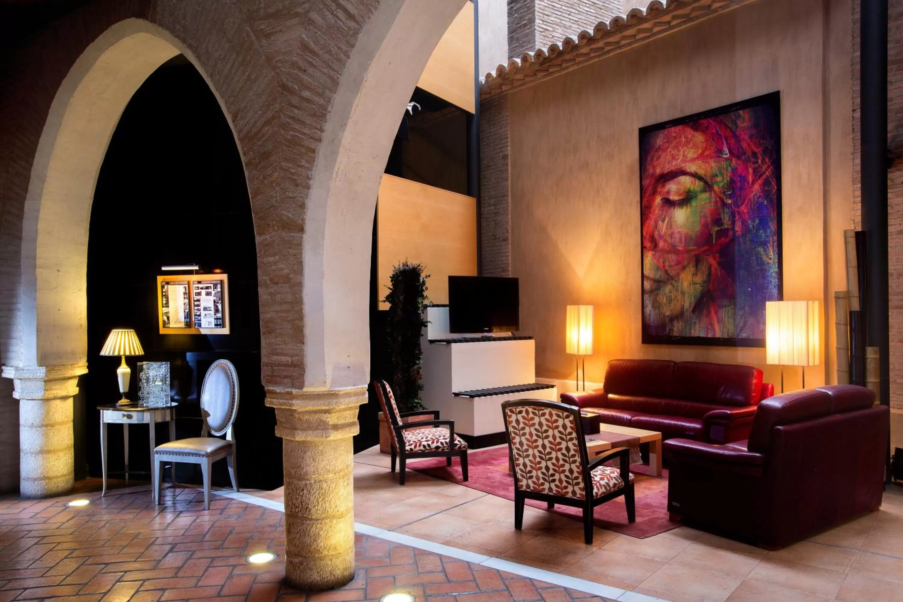 Communal lounge/ TV room in Hotel Monasterio Benedictino