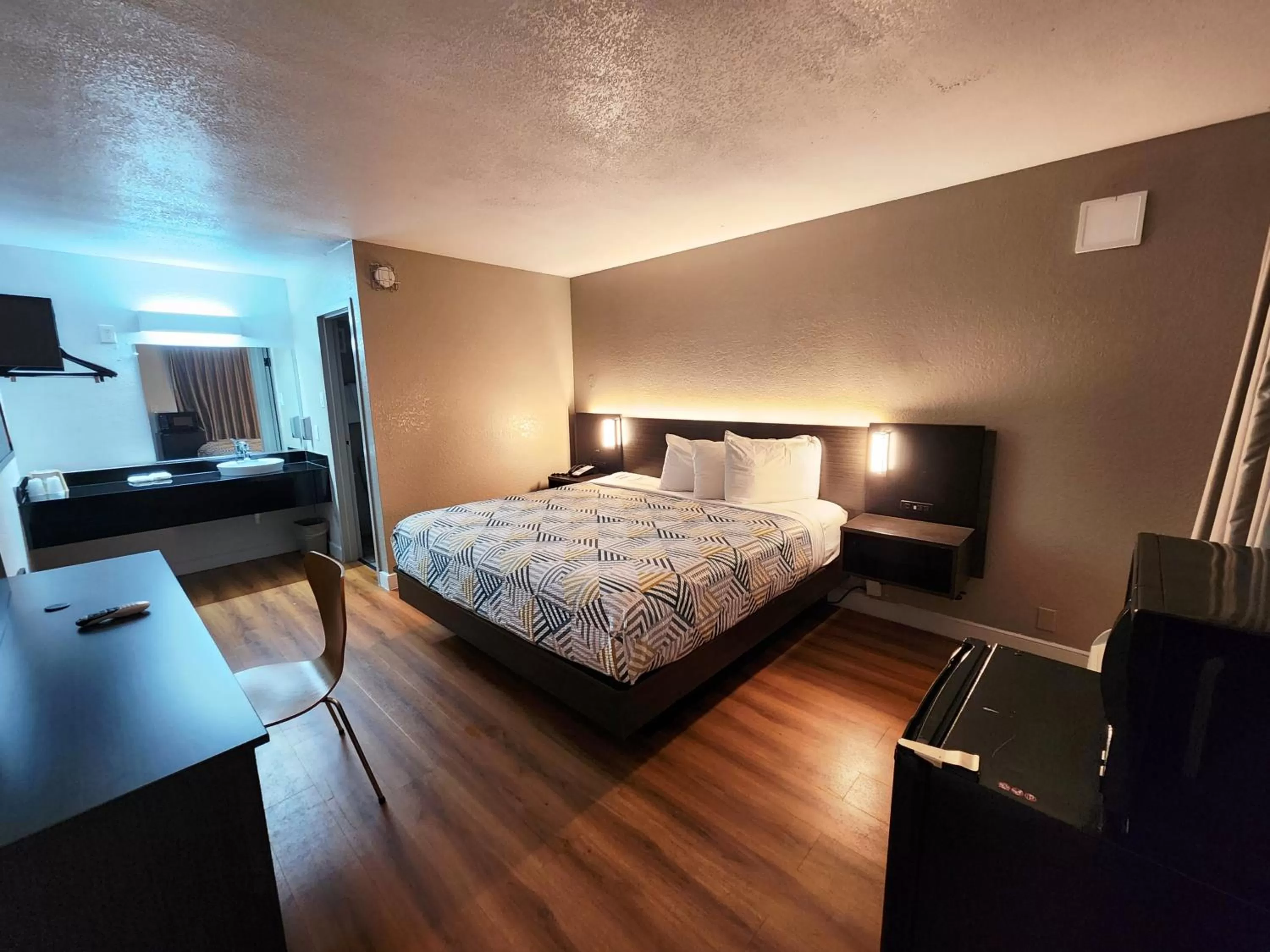 Bed in Motel 6 North Little Rock, AR-JFK Blvd