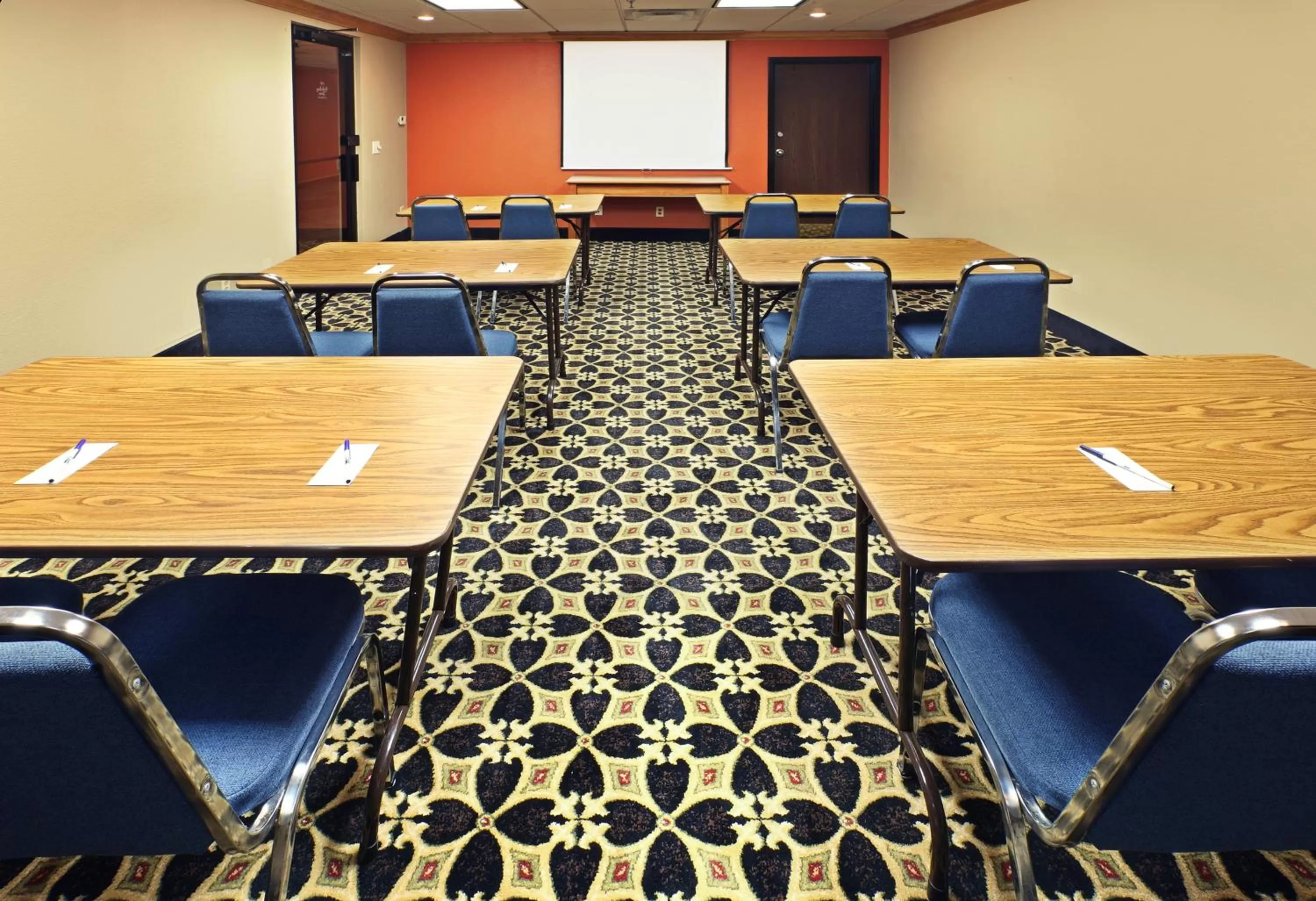 Meeting/conference room in Holiday Inn Express & Suites Fayetteville University of Arkansas Area by IHG