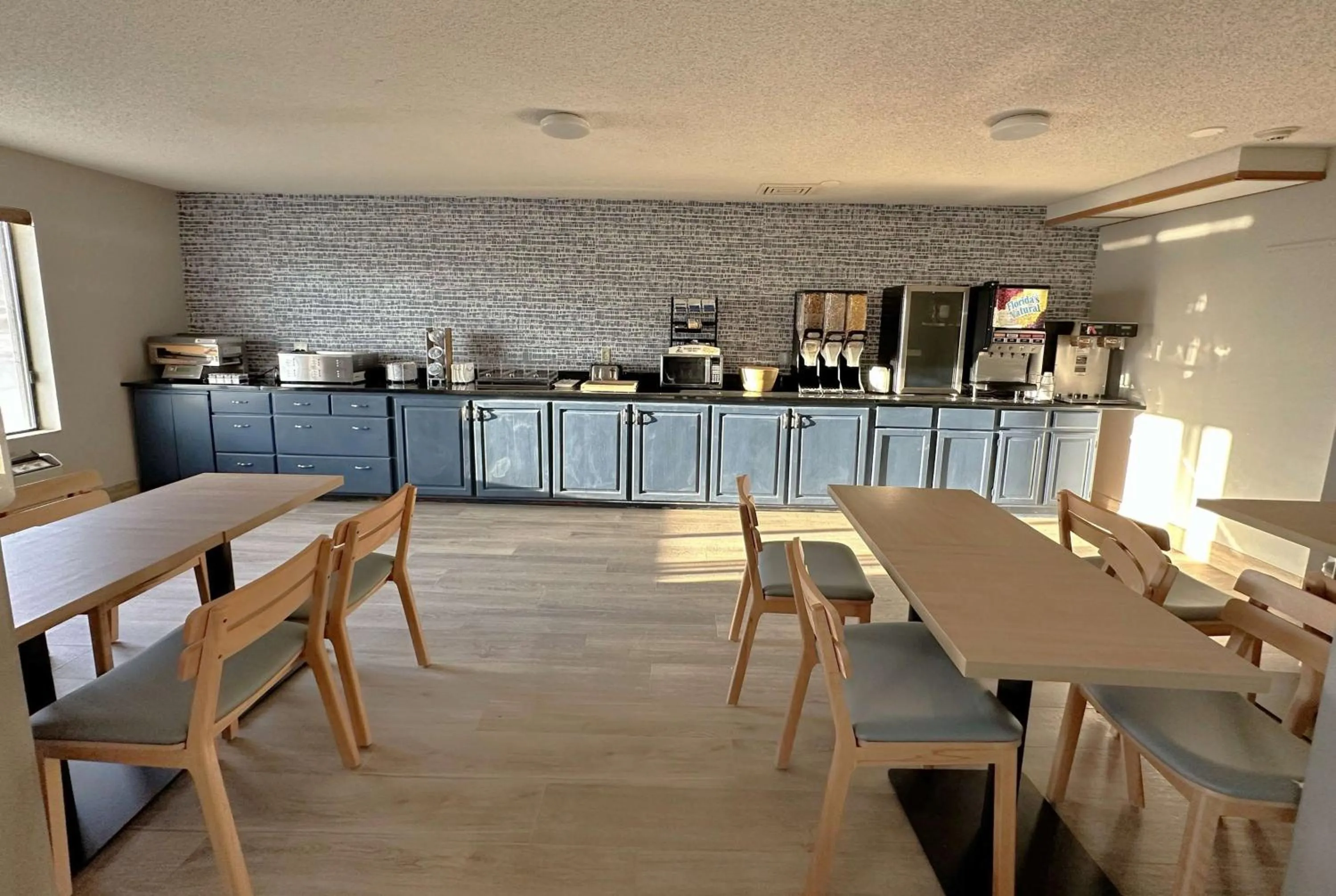 Coffee/tea facilities, Restaurant/Places to Eat in Quality Inn Reedsburg