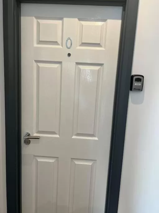 Bedroom in Newly refurbished studio, great location 8 studios