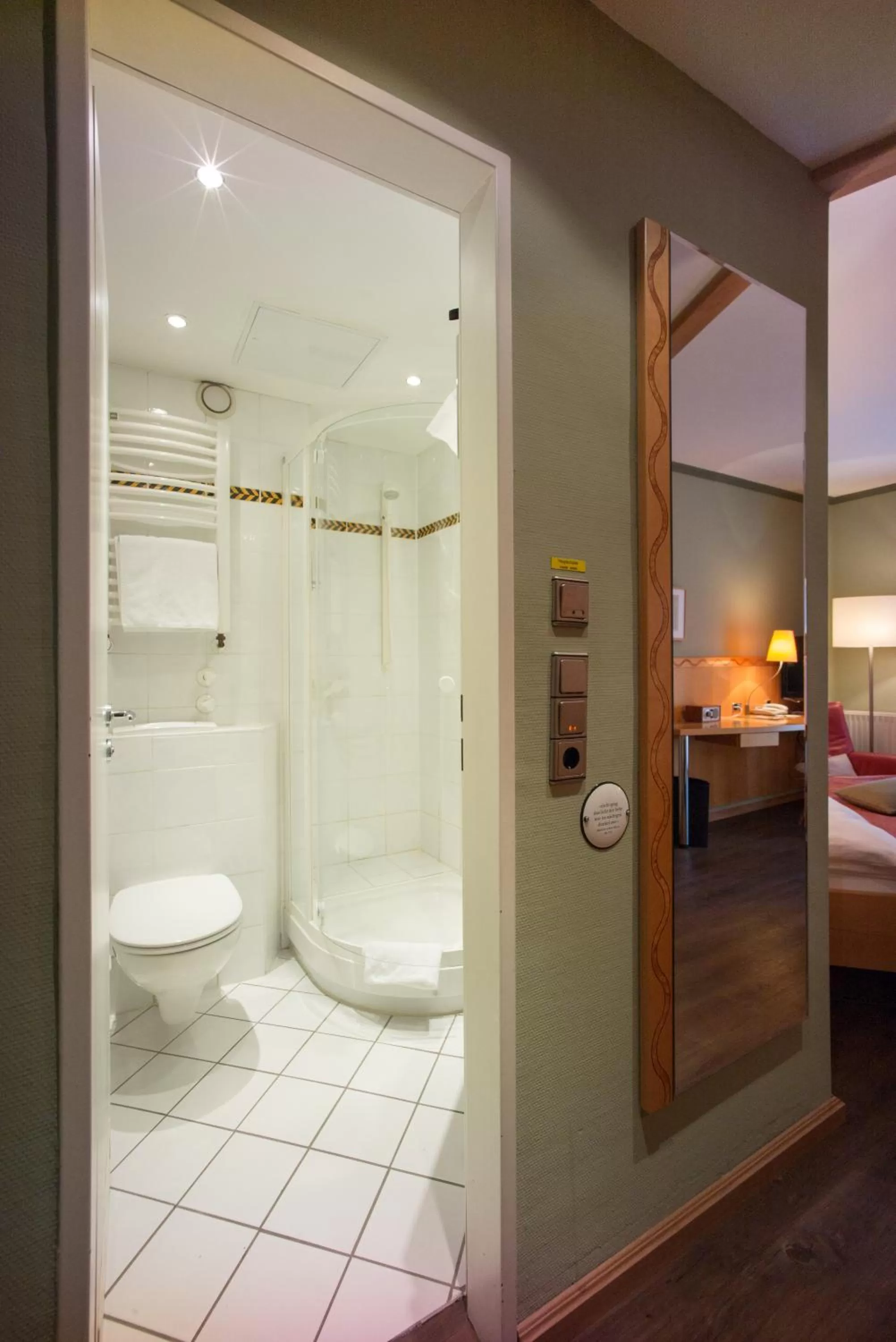 Photo of the whole room, Bed in Hotel Gude