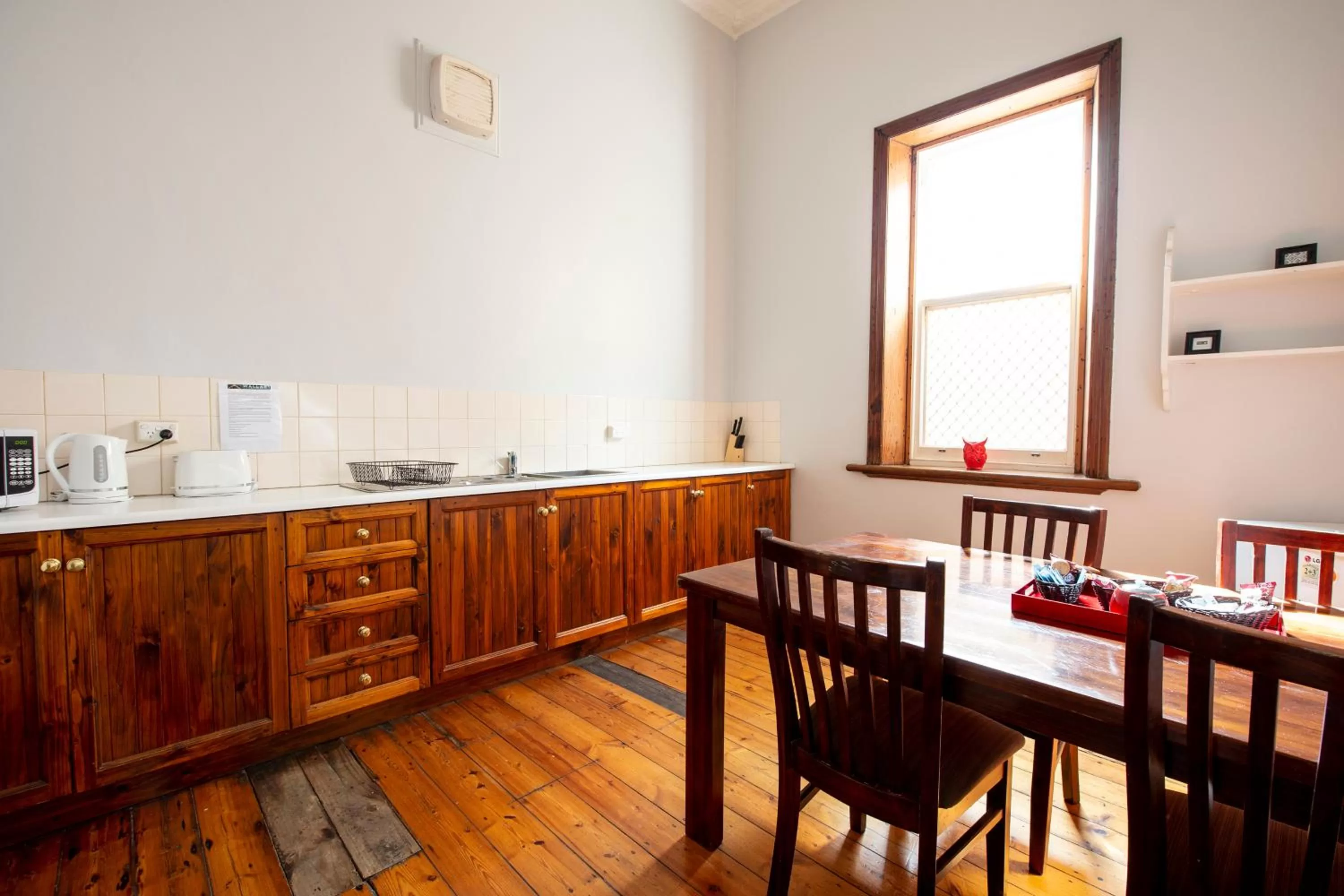 Kitchen/Kitchenette in City Centre Motel Hotel