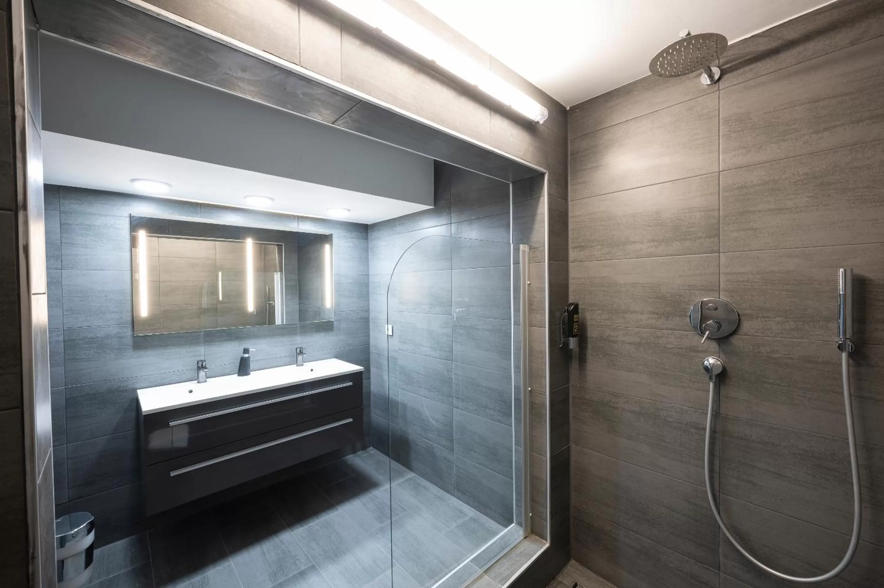 Shower in Hotel Astoria Stuttgart City