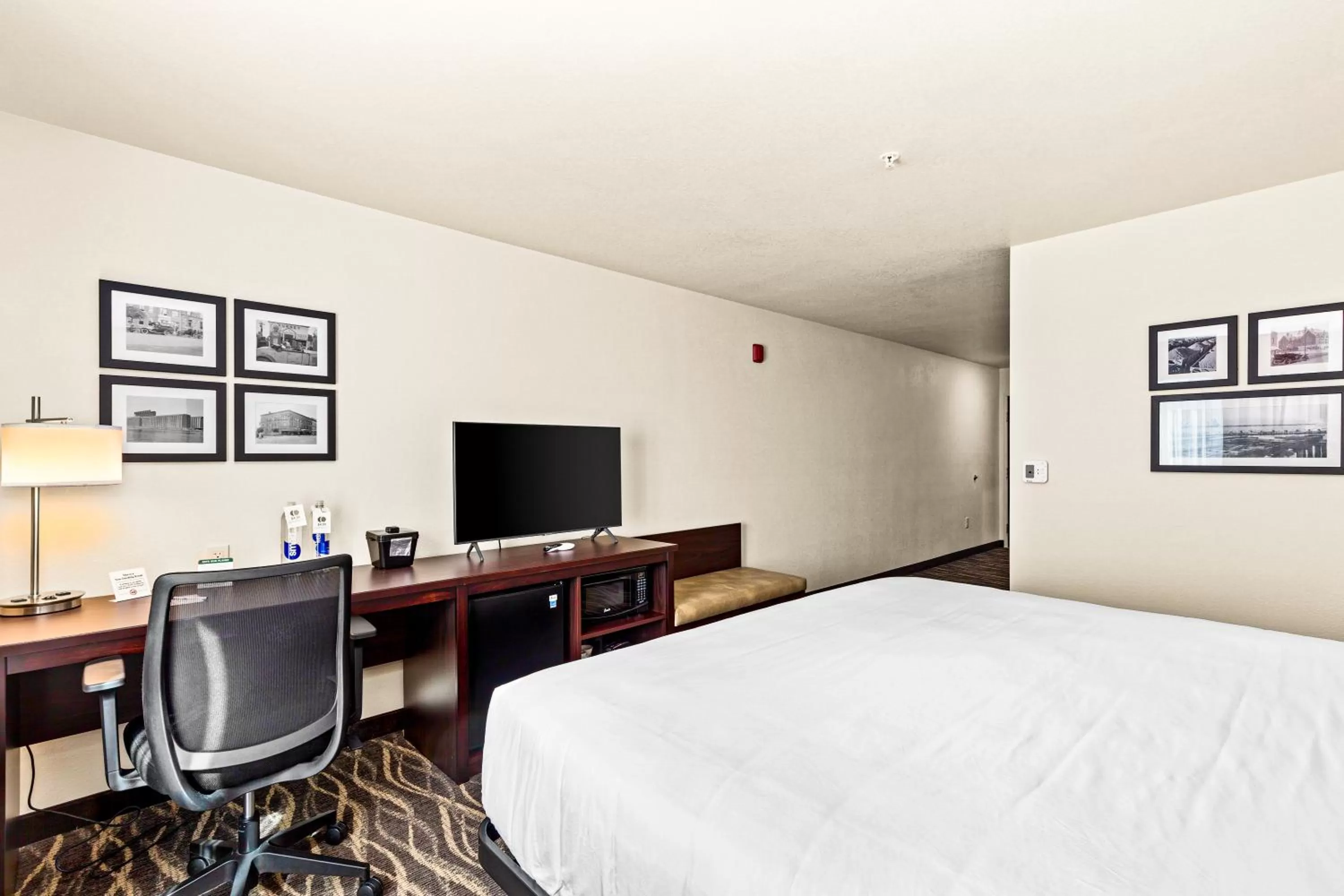 Bed in Cobblestone Hotel & Suites - Superior Duluth