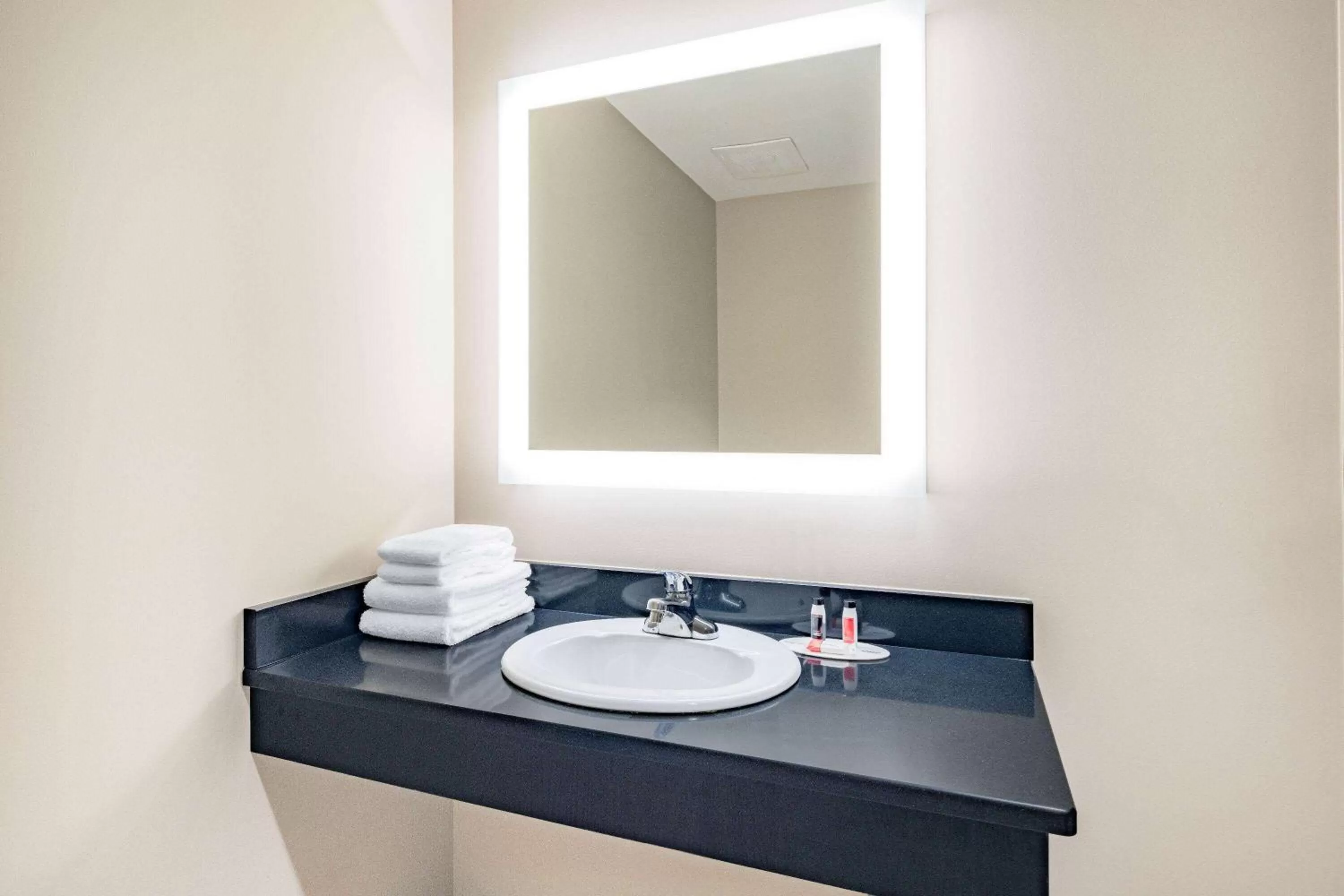 Shower, Bathroom in Super 8 by Wyndham Moosonee