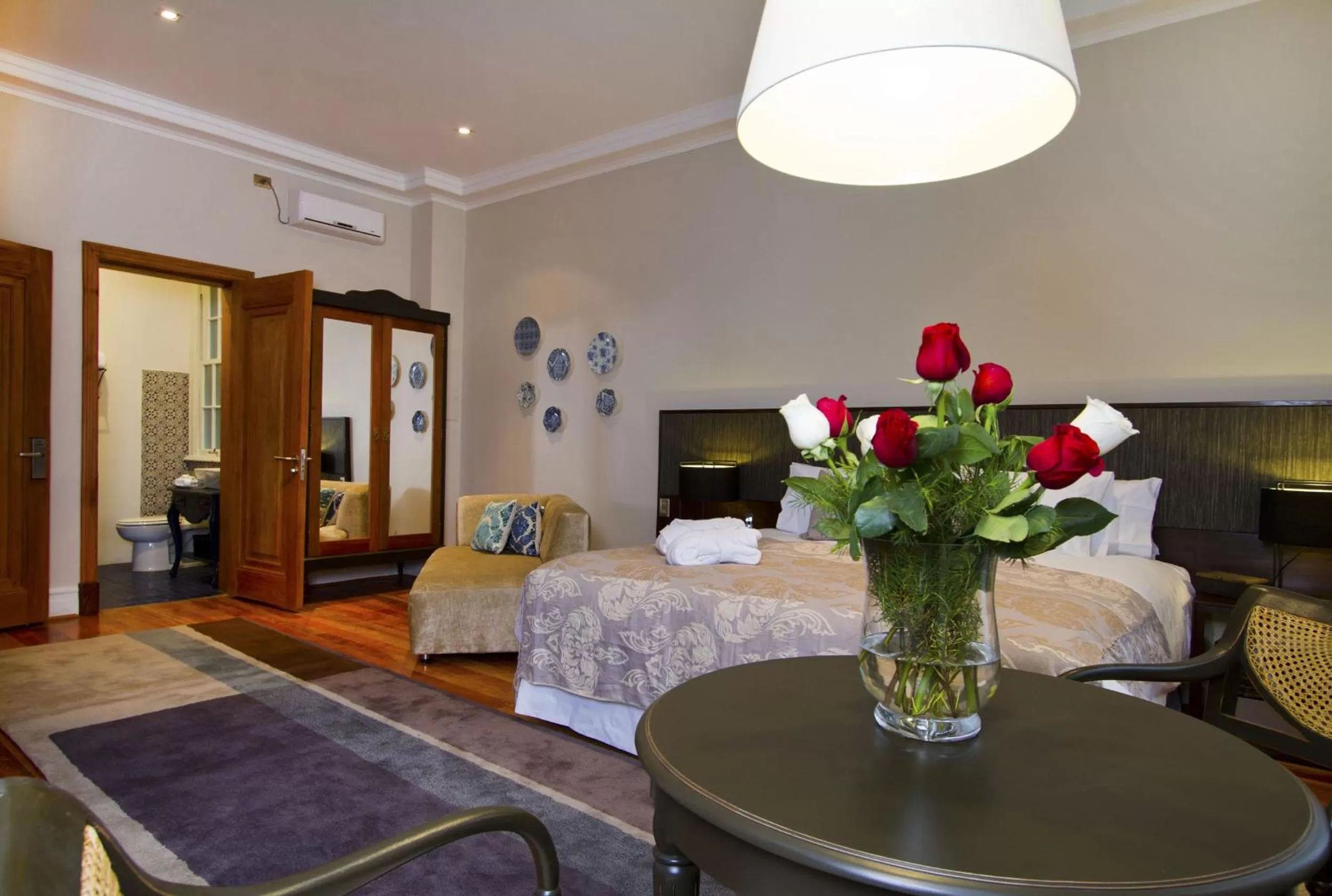 Photo of the whole room, Bed in Casa Bueras Boutique Hotel