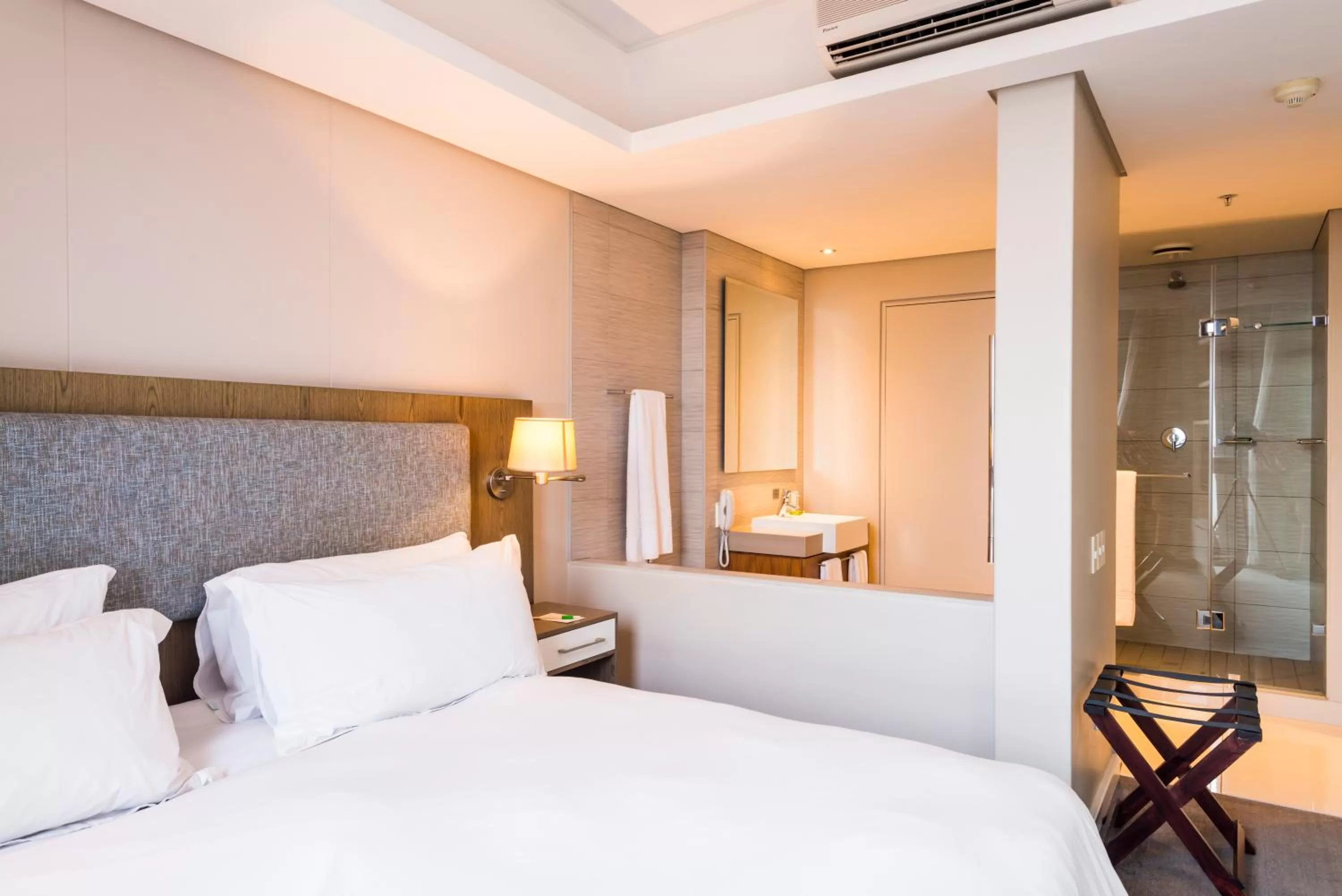 Bathroom, Bed in aha Harbour Bridge Hotel & Suites