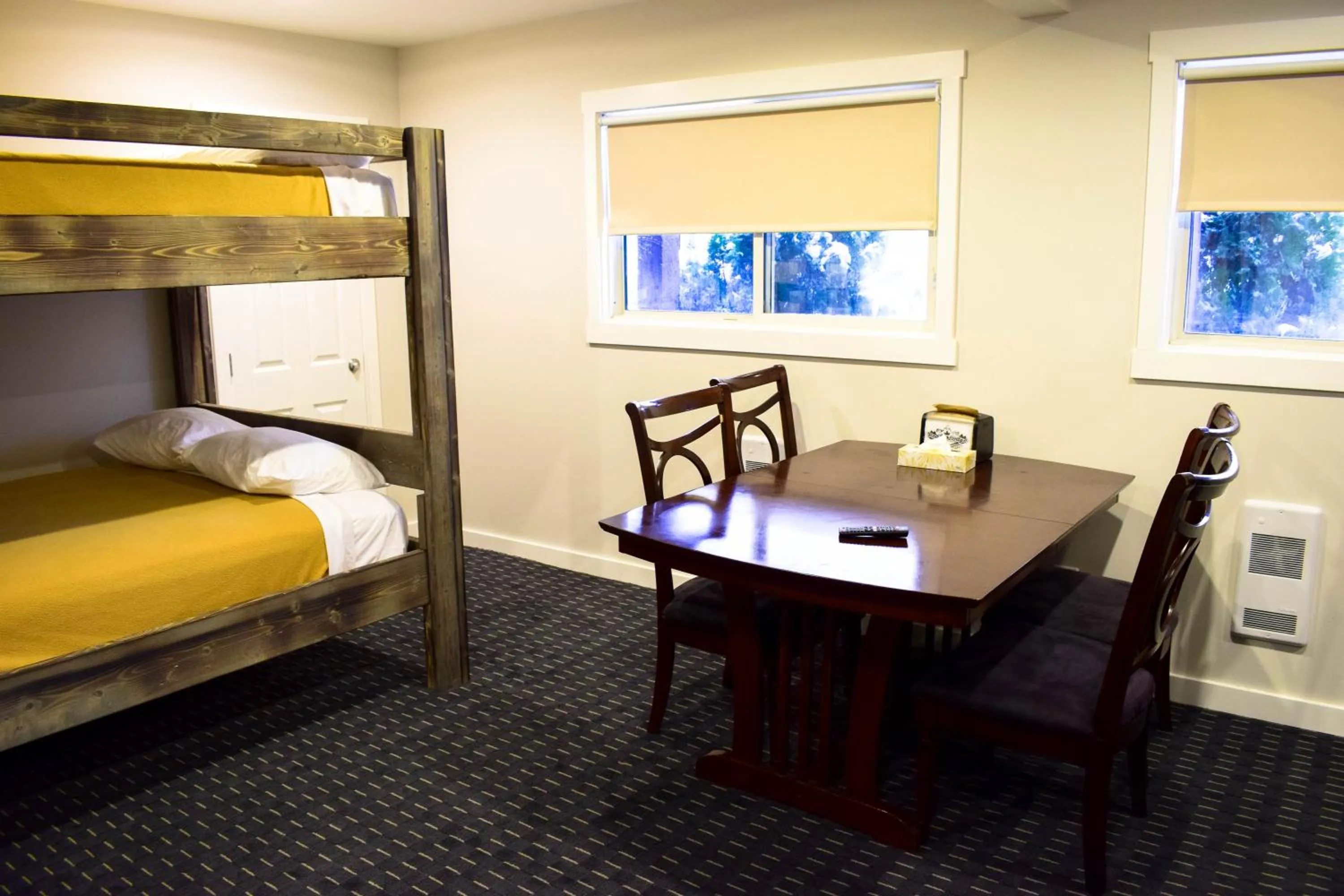 bunk bed, Bed in Peaks Lodge