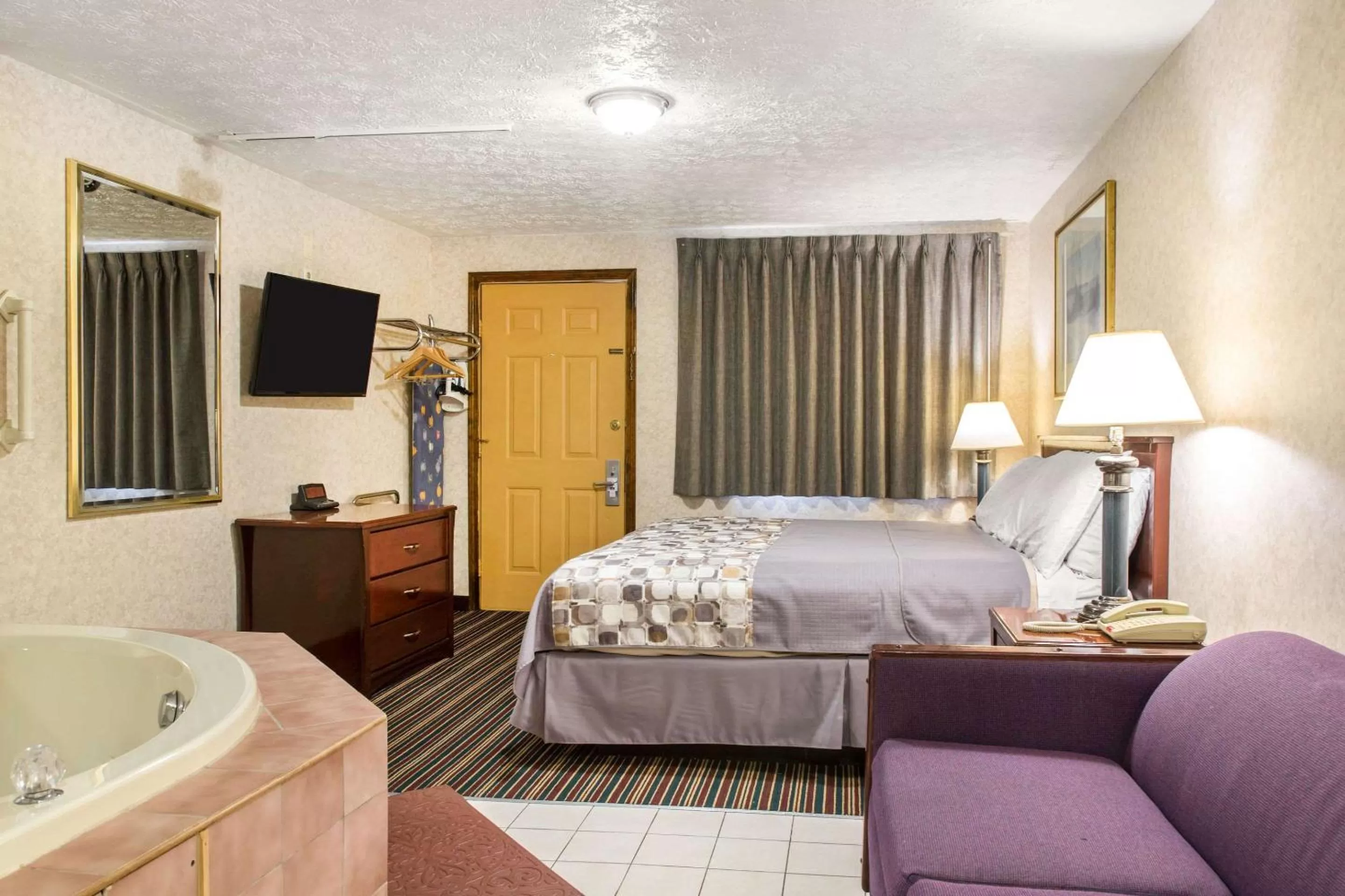 Photo of the whole room, Bed in Rodeway Inn & Suites Branford - Guilford