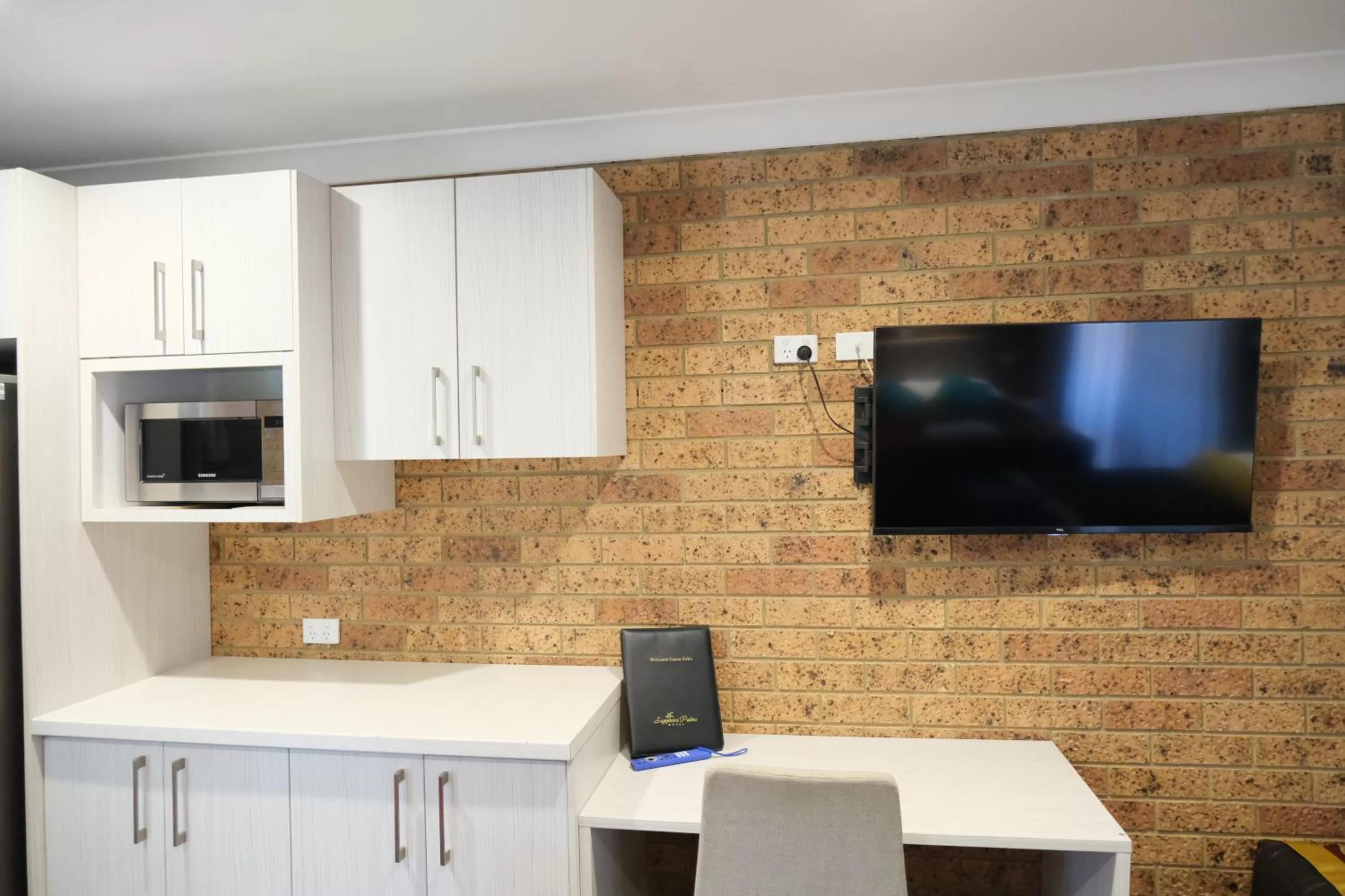 TV and multimedia in Sapphire Palms Motel