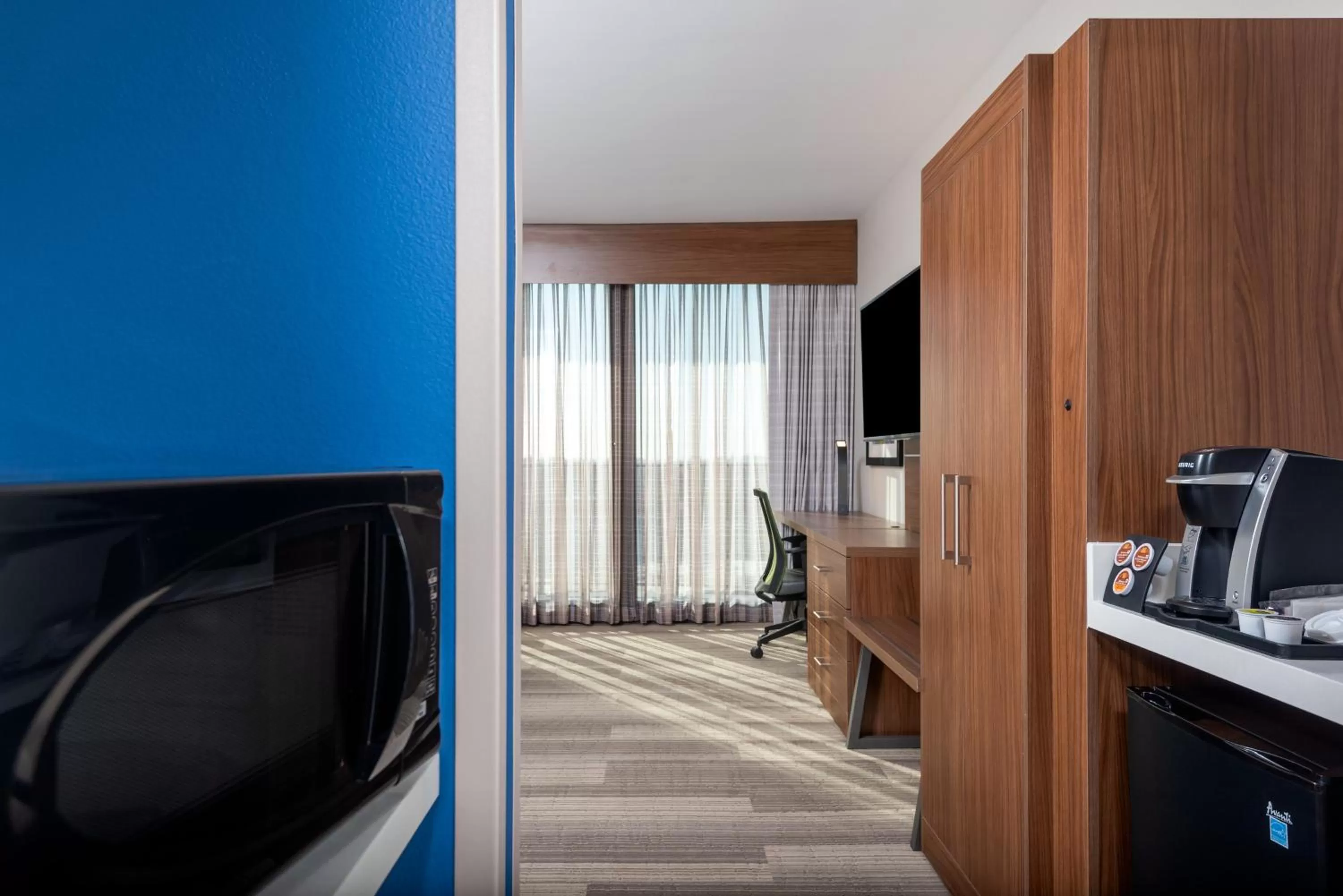 Bedroom in Holiday Inn Express & Suites Santa Ana - Orange County by IHG