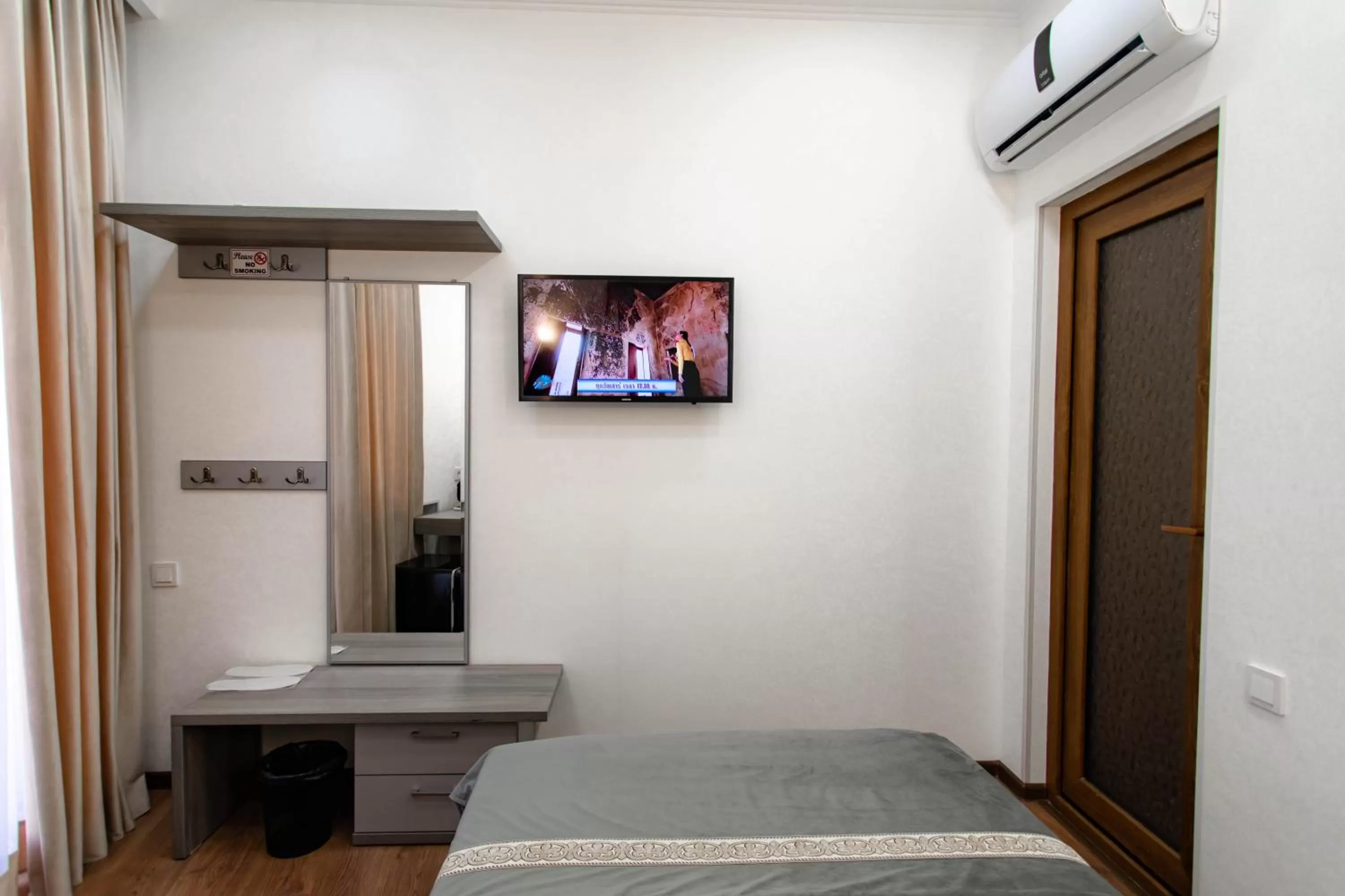 TV/Entertainment Center in Registon Saroy Hotel