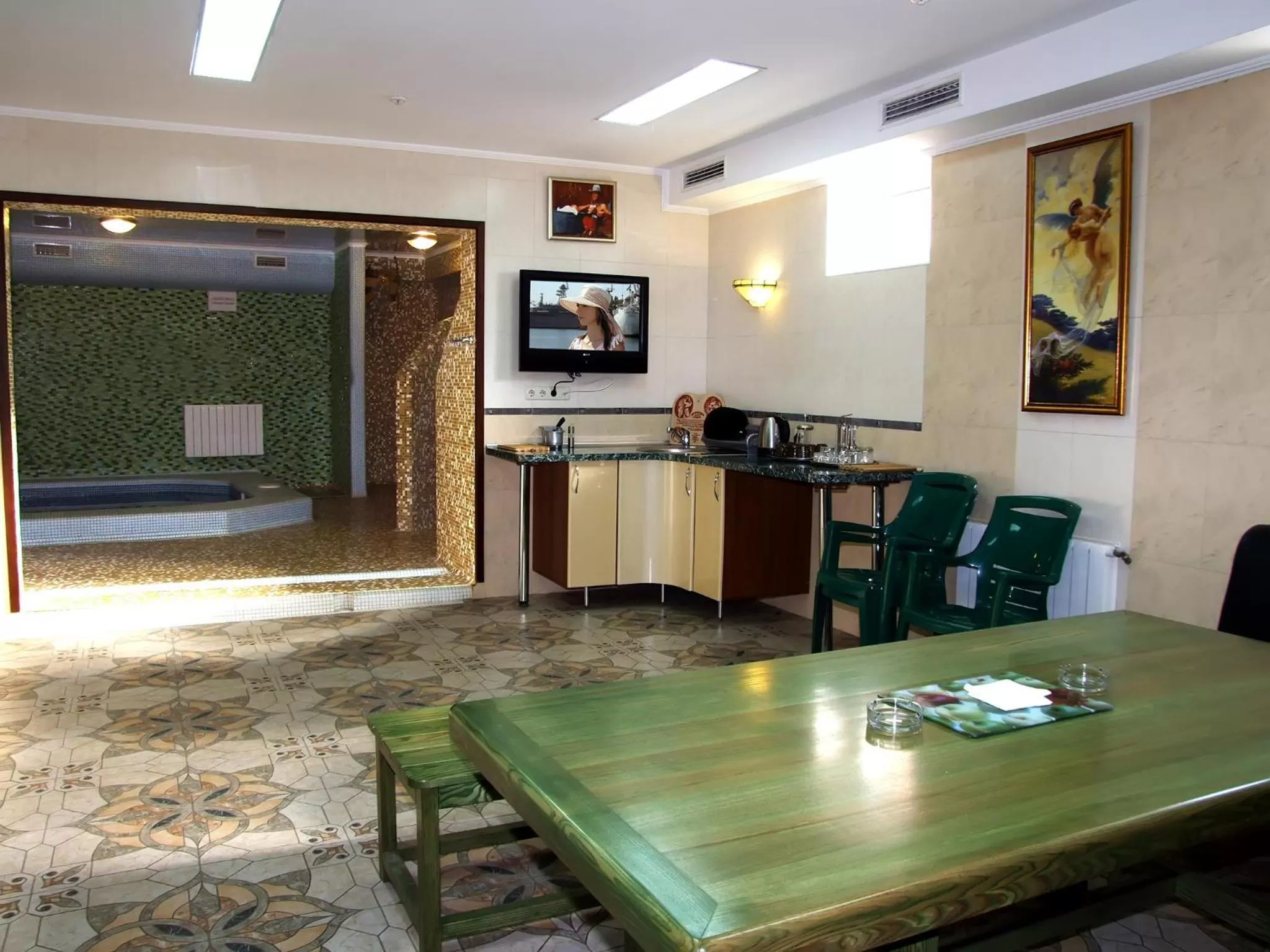 Area and facilities in Pivdenna Brama