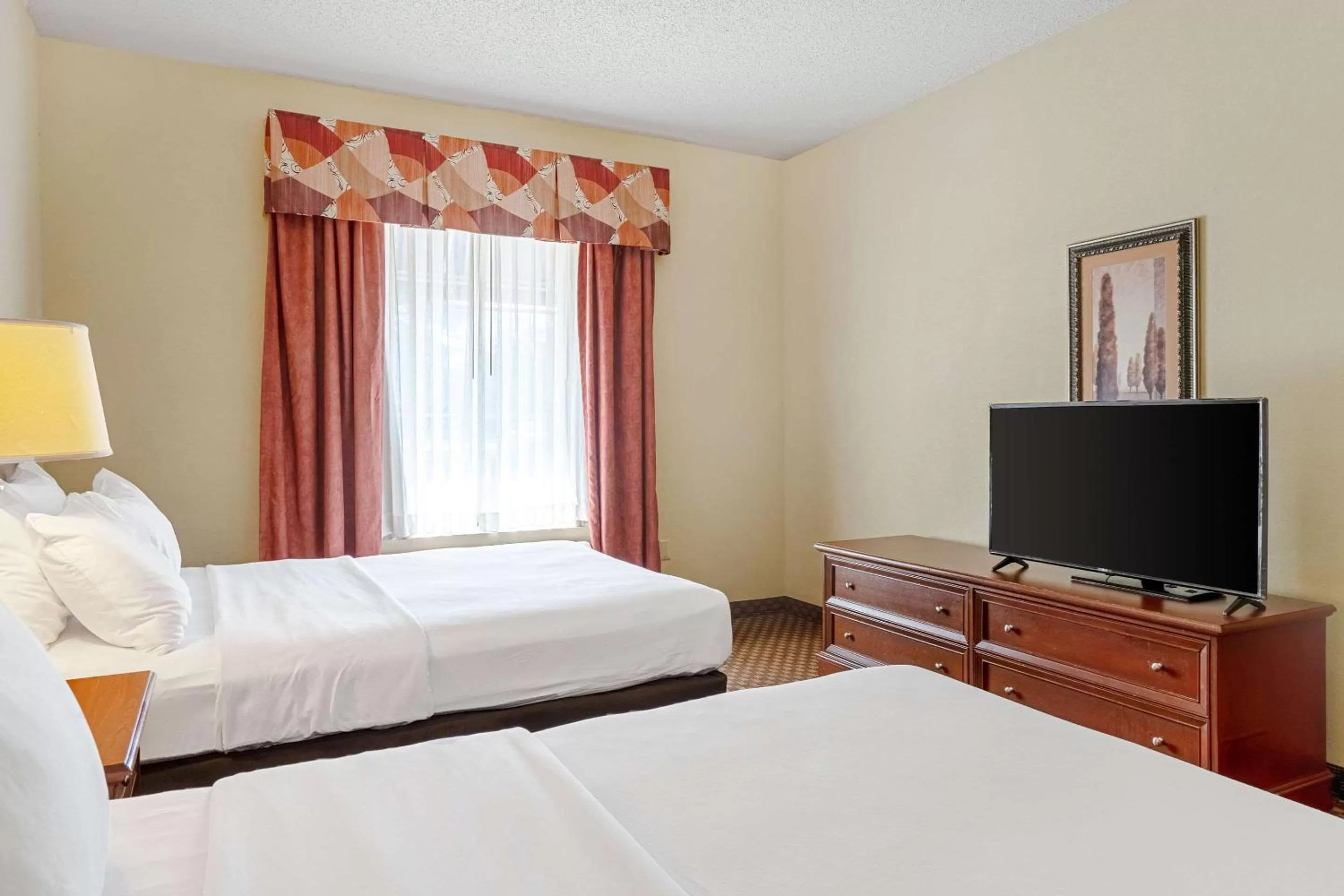 Photo of the whole room, Bed in Quality Suites San Antonio Northeast