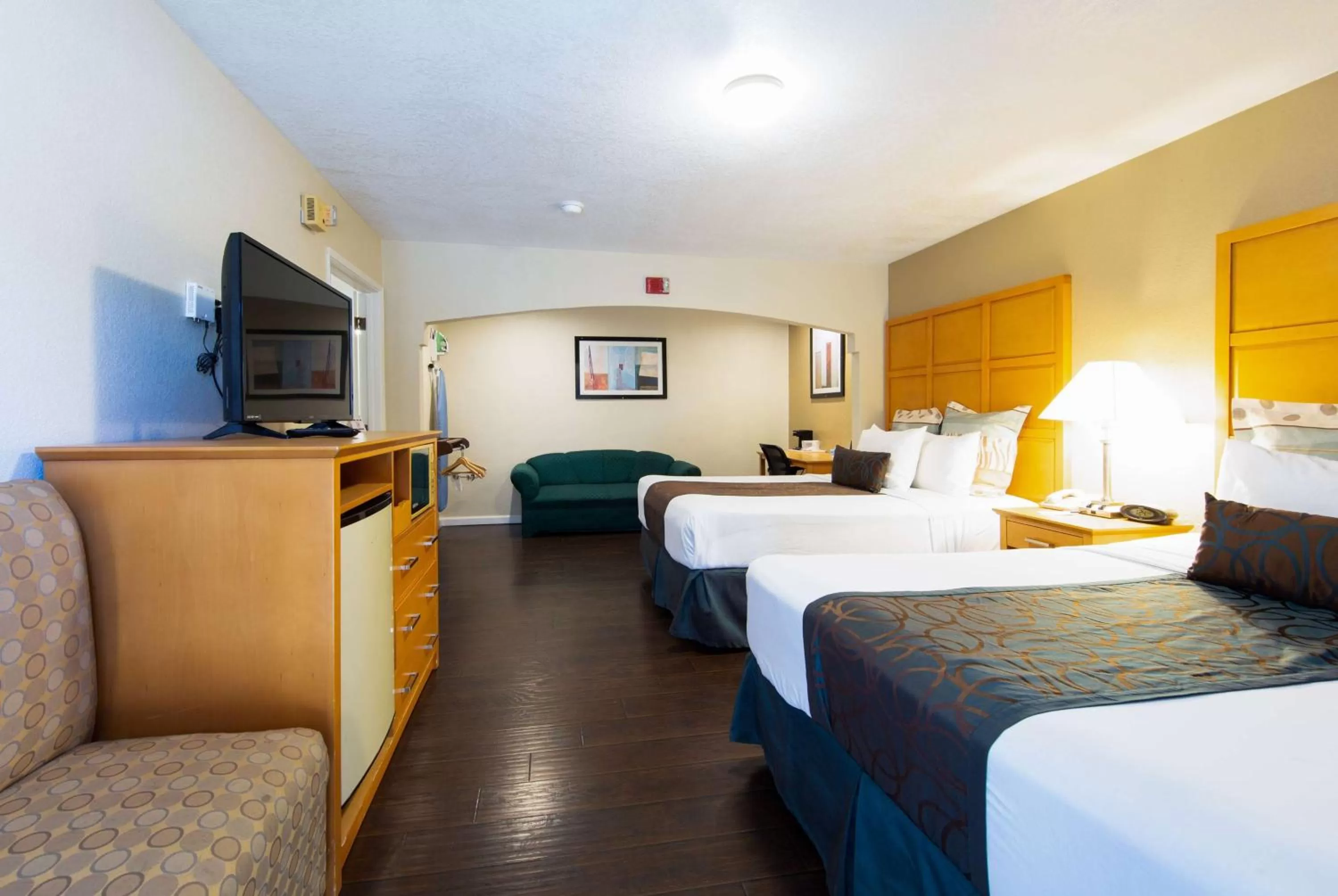 Photo of the whole room, Bed in Travel Lodge by Wyndham Merced Yosemite