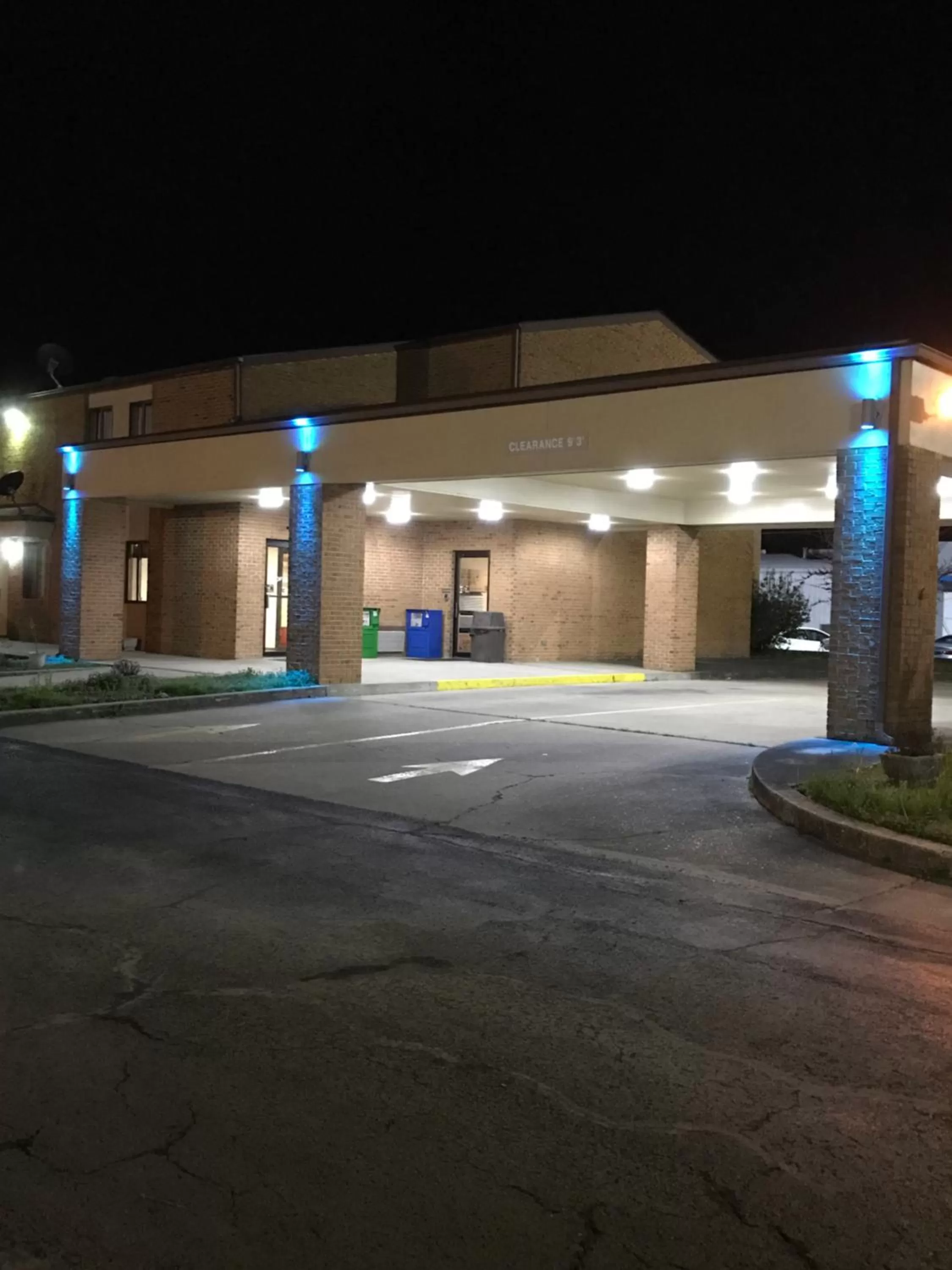 Property building in Dexter Inn