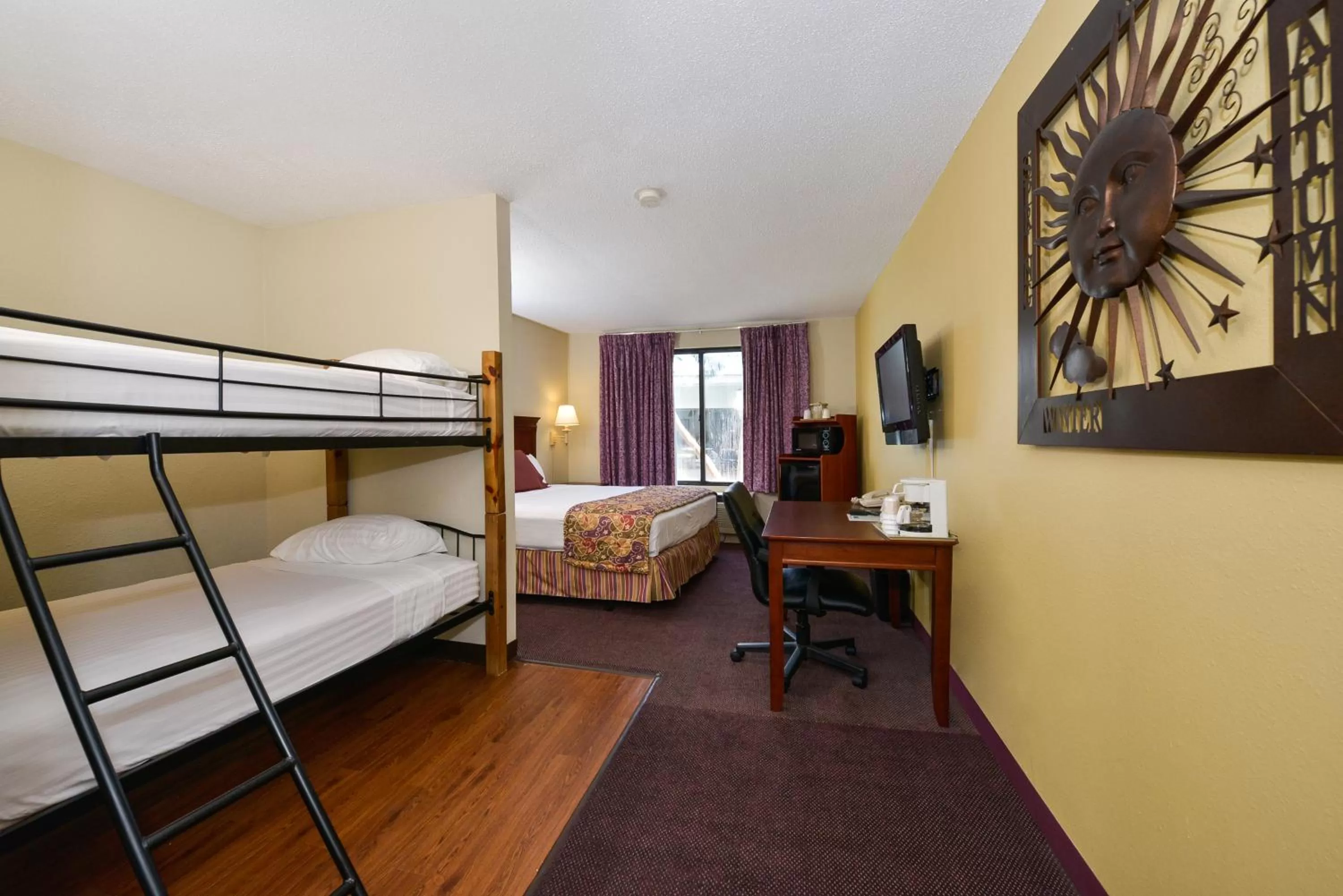 Photo of the whole room, Bed in Lamplighter Inn-South