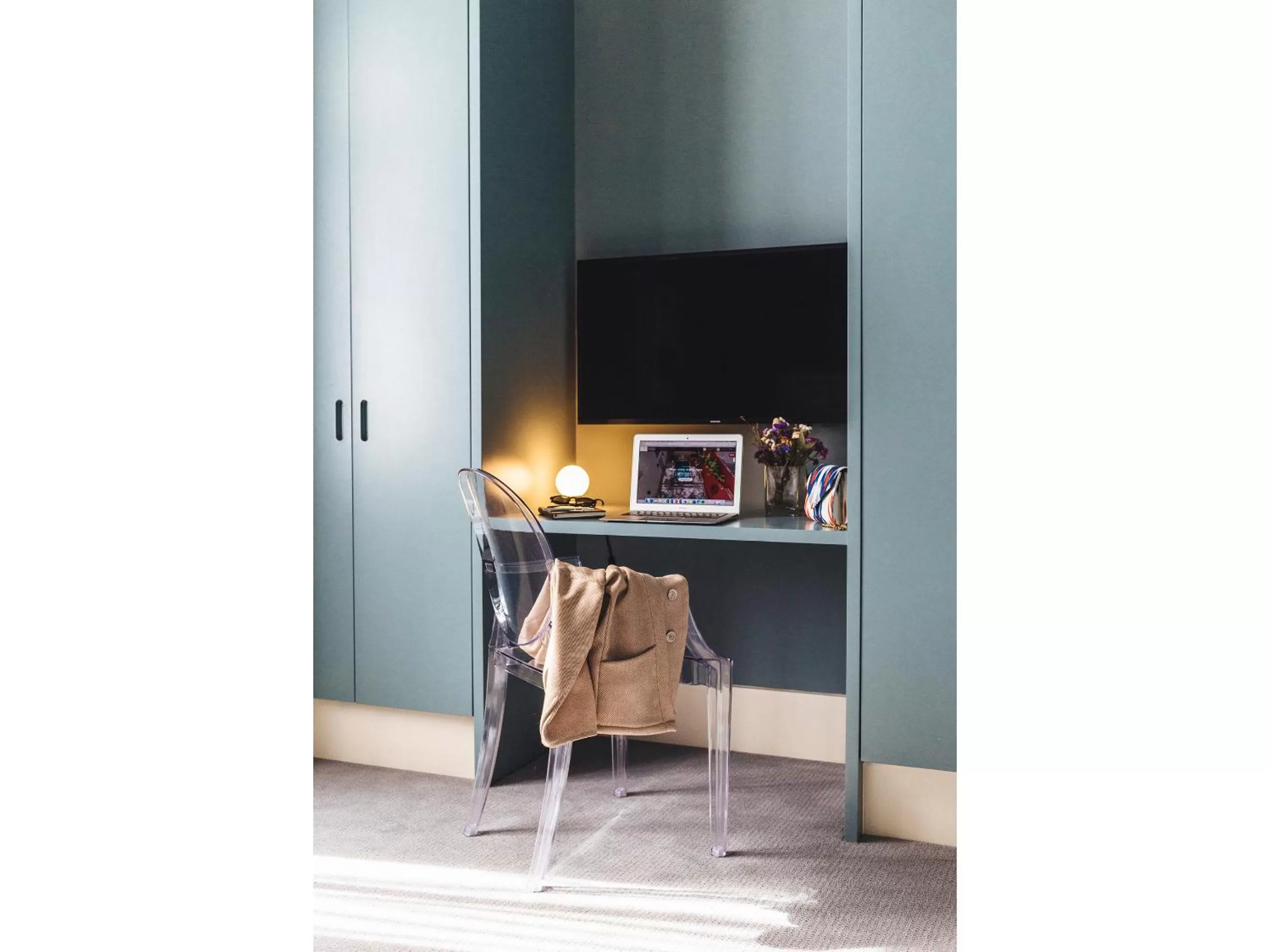 Photo of the whole room in Dear Lisbon - Gallery House