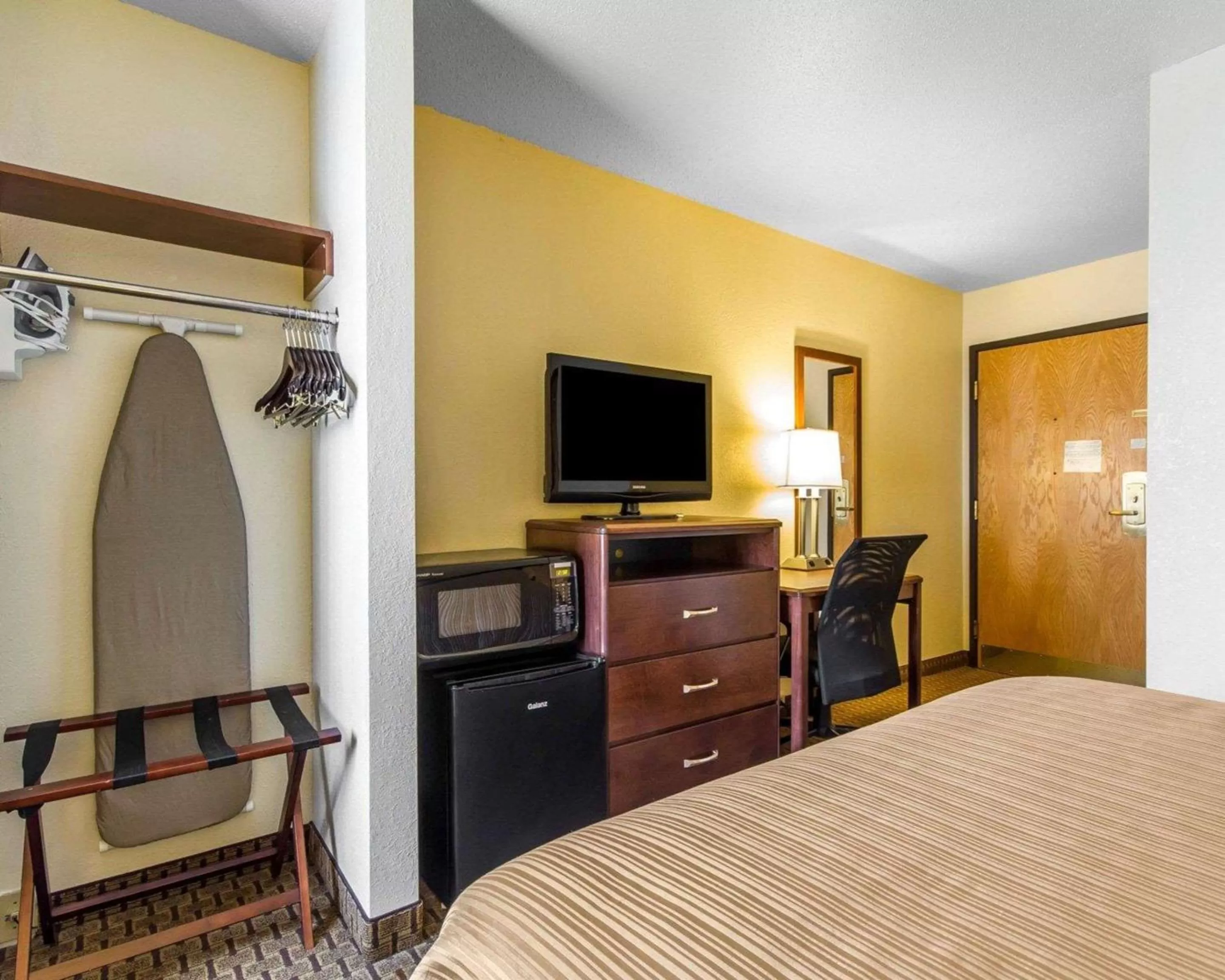 Photo of the whole room, Bed in Quality Inn La Crosse North