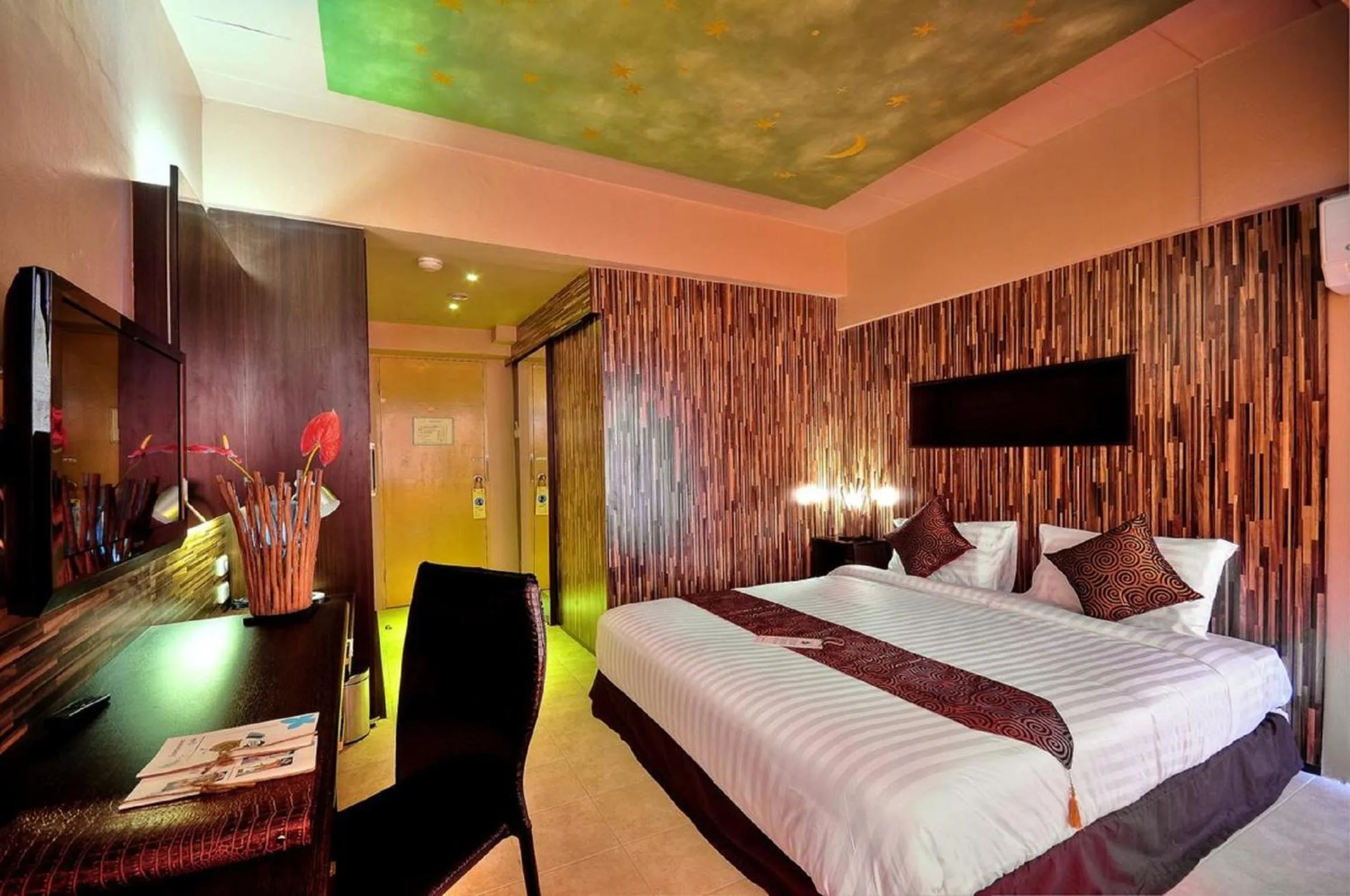 Bed in Patong Heritage Hotel Phuket - SHA Extra Plus